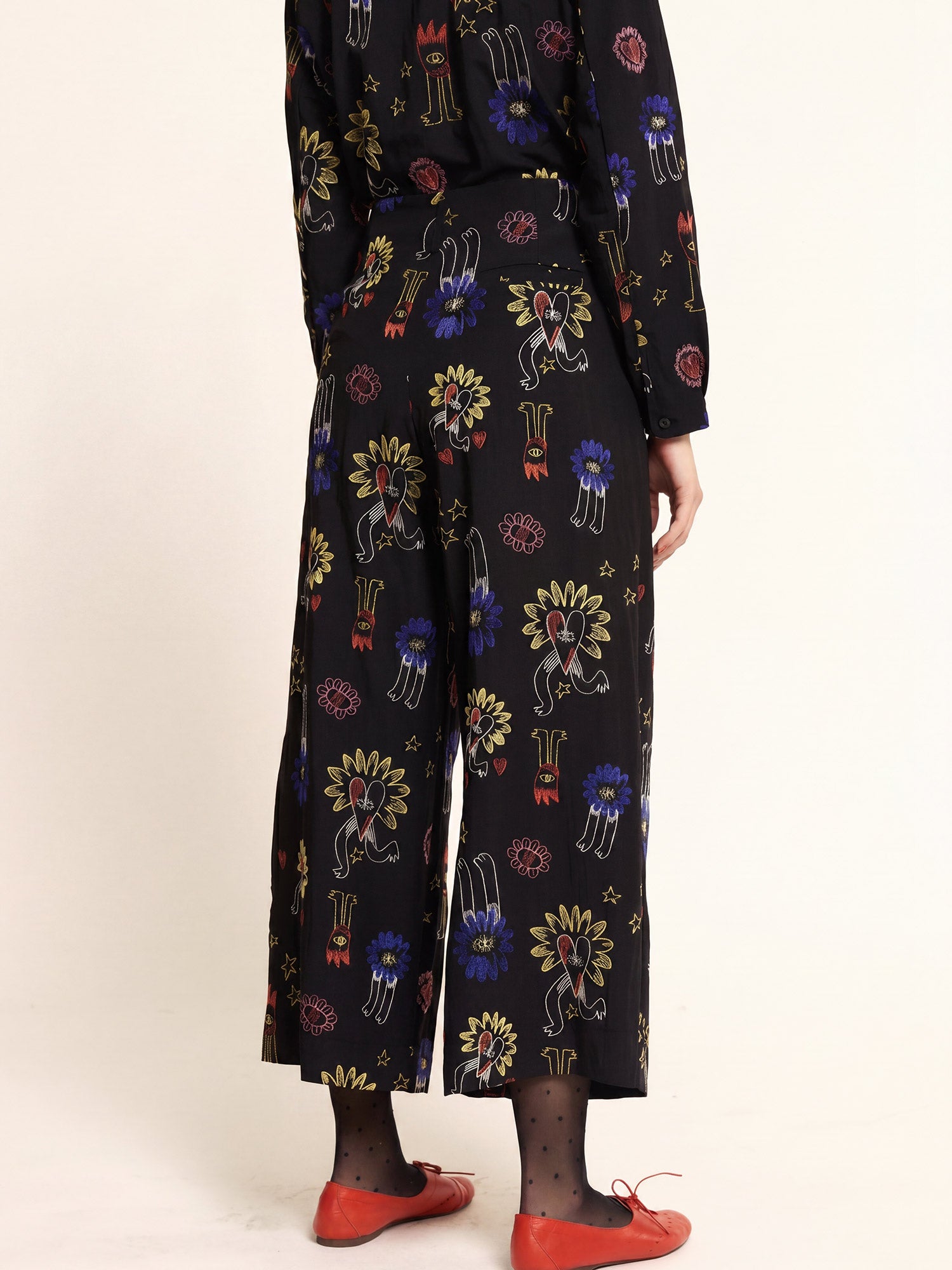 Pantalón culote negro de tiro alto y pernera ancha con bordados multicolores de Pepaloves en Tiendas Via Vai Estepona (foto 2)