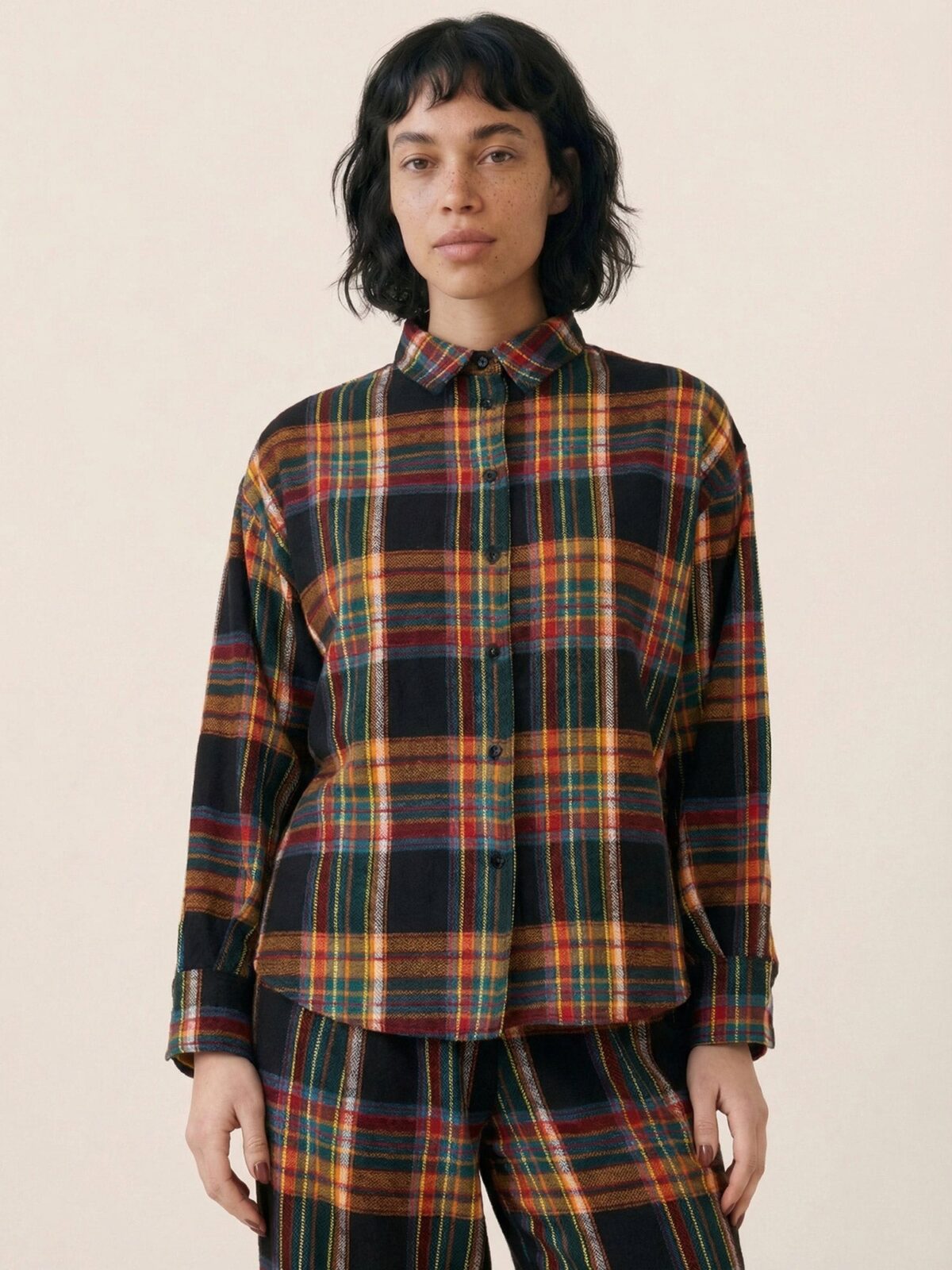 Camisa de cuadros tartán en rojo sobre base negra de algodón de Pepaloves en Tiendas Via Vai Estepona