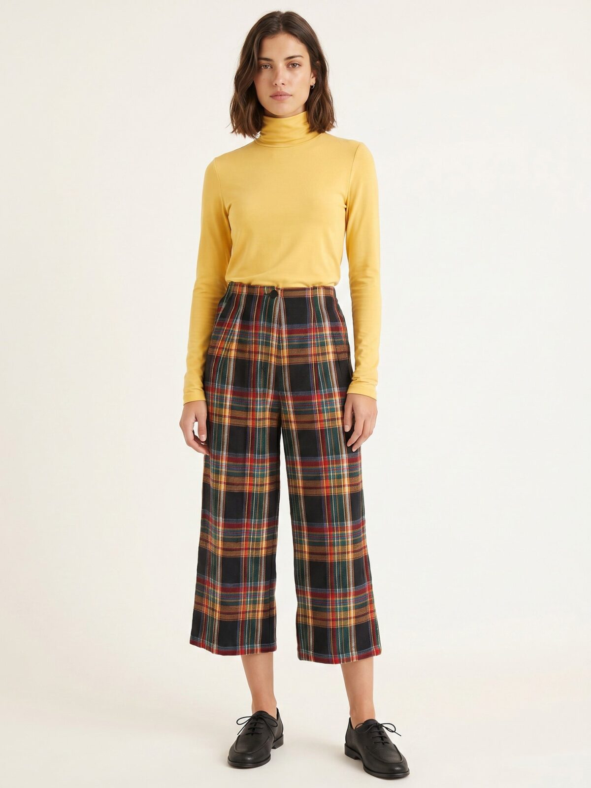 Pantalón culotte de cuadros tartán rojo sobre fondo negro de Pepaloves en Tiendas Via Vai Estepona