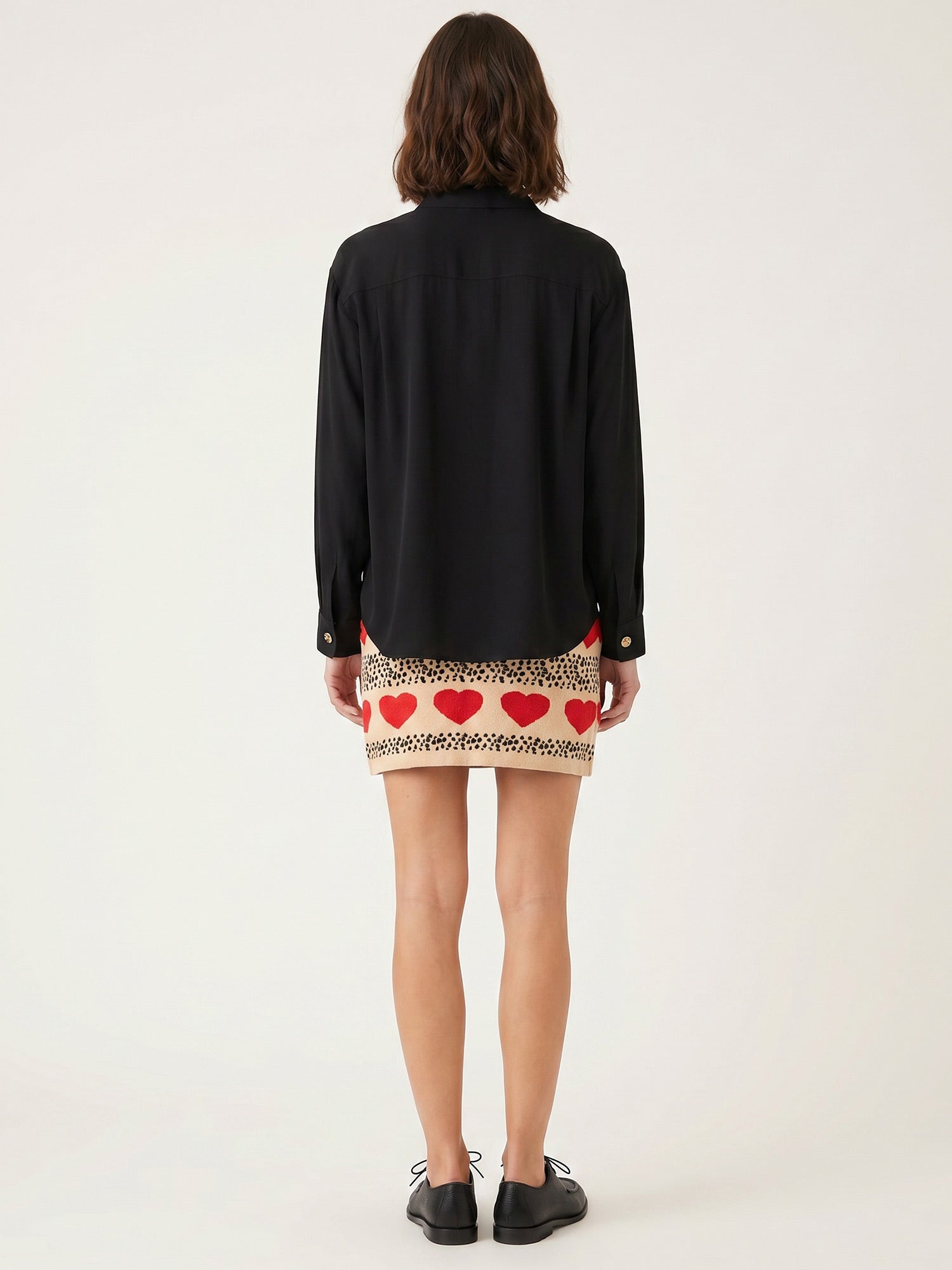 Camisa negra de tejido fluido con botones ocre en relieve de Pepaloves en Tiendas Via Vai Estepona (foto 2)