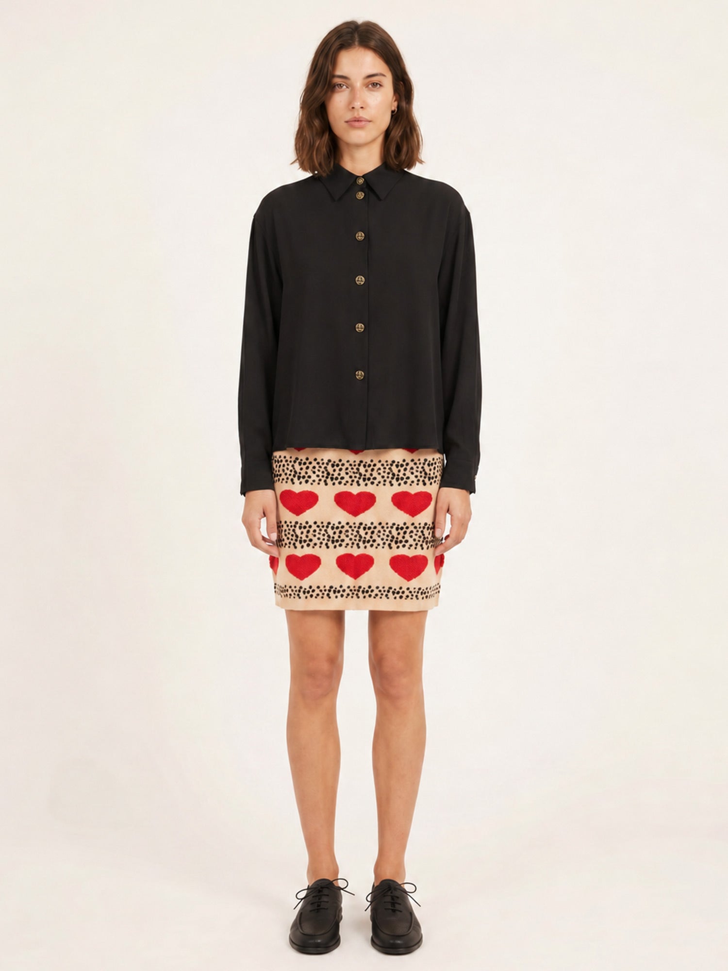 Camisa negra de tejido fluido con botones ocre en relieve de Pepaloves en Tiendas Via Vai Estepona (foto 3)