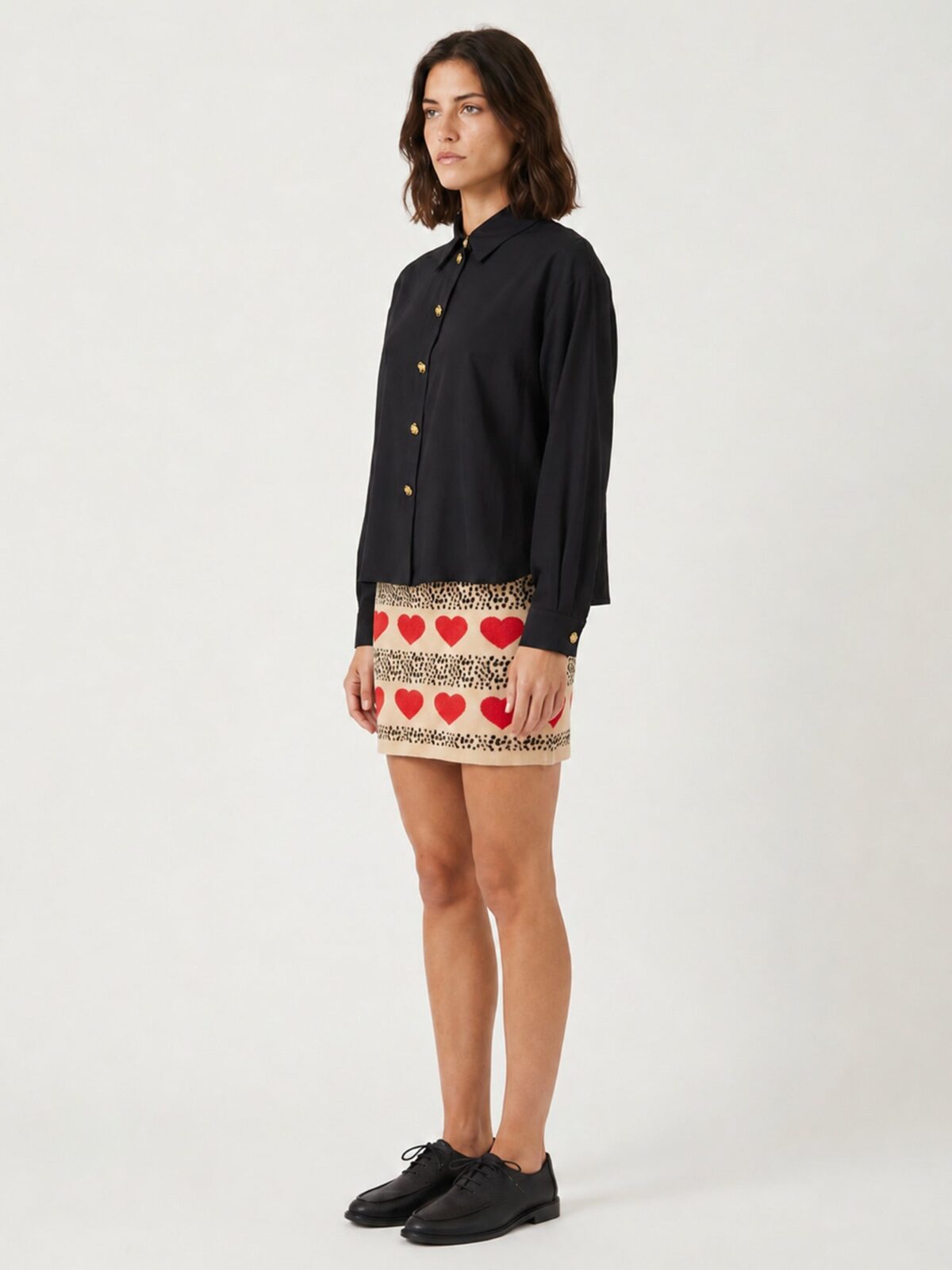 Camisa negra de tejido fluido con botones ocre en relieve de Pepaloves en Tiendas Via Vai Estepona