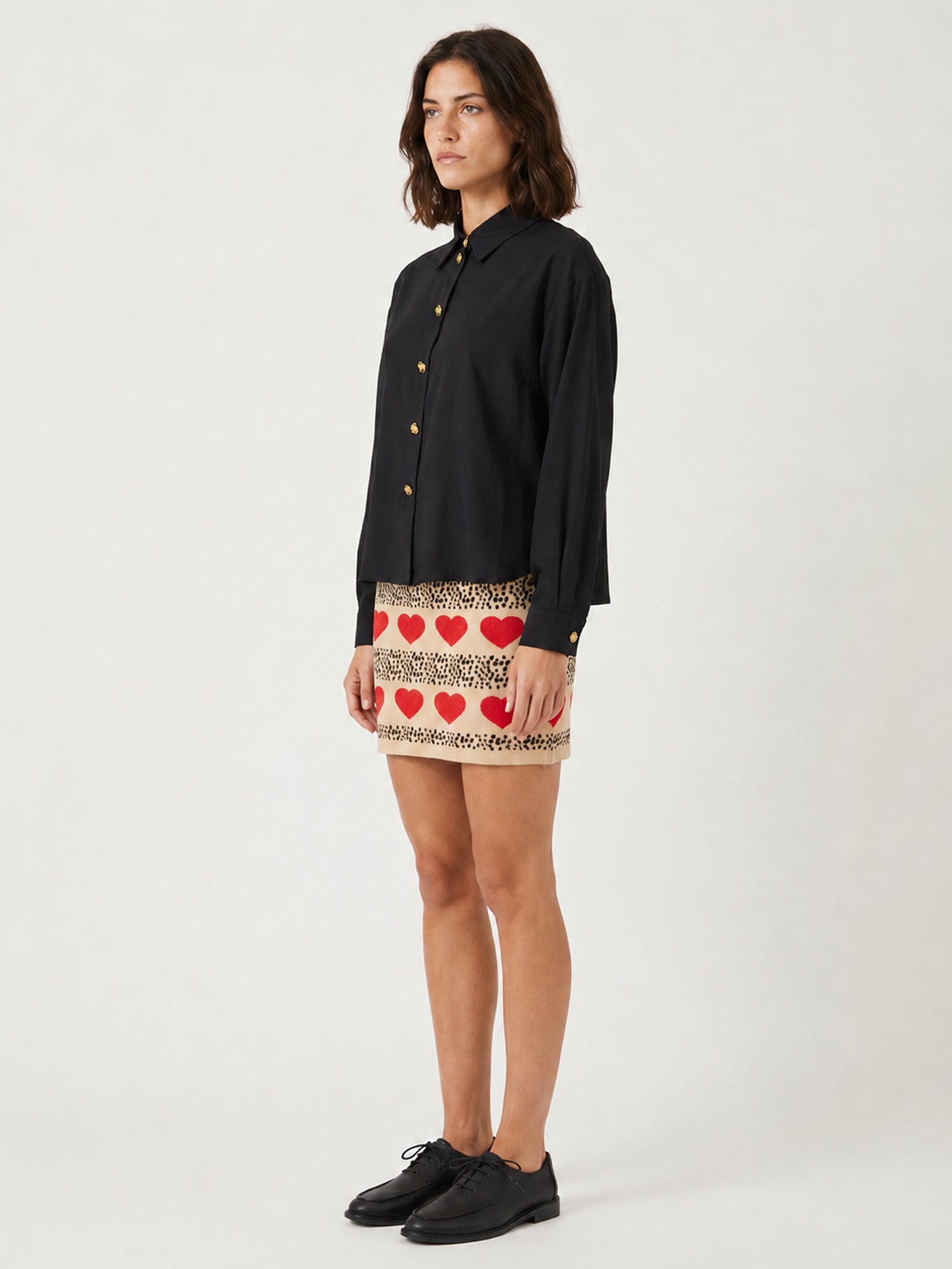 Camisa negra de tejido fluido con botones ocre en relieve de Pepaloves en Tiendas Via Vai Estepona
