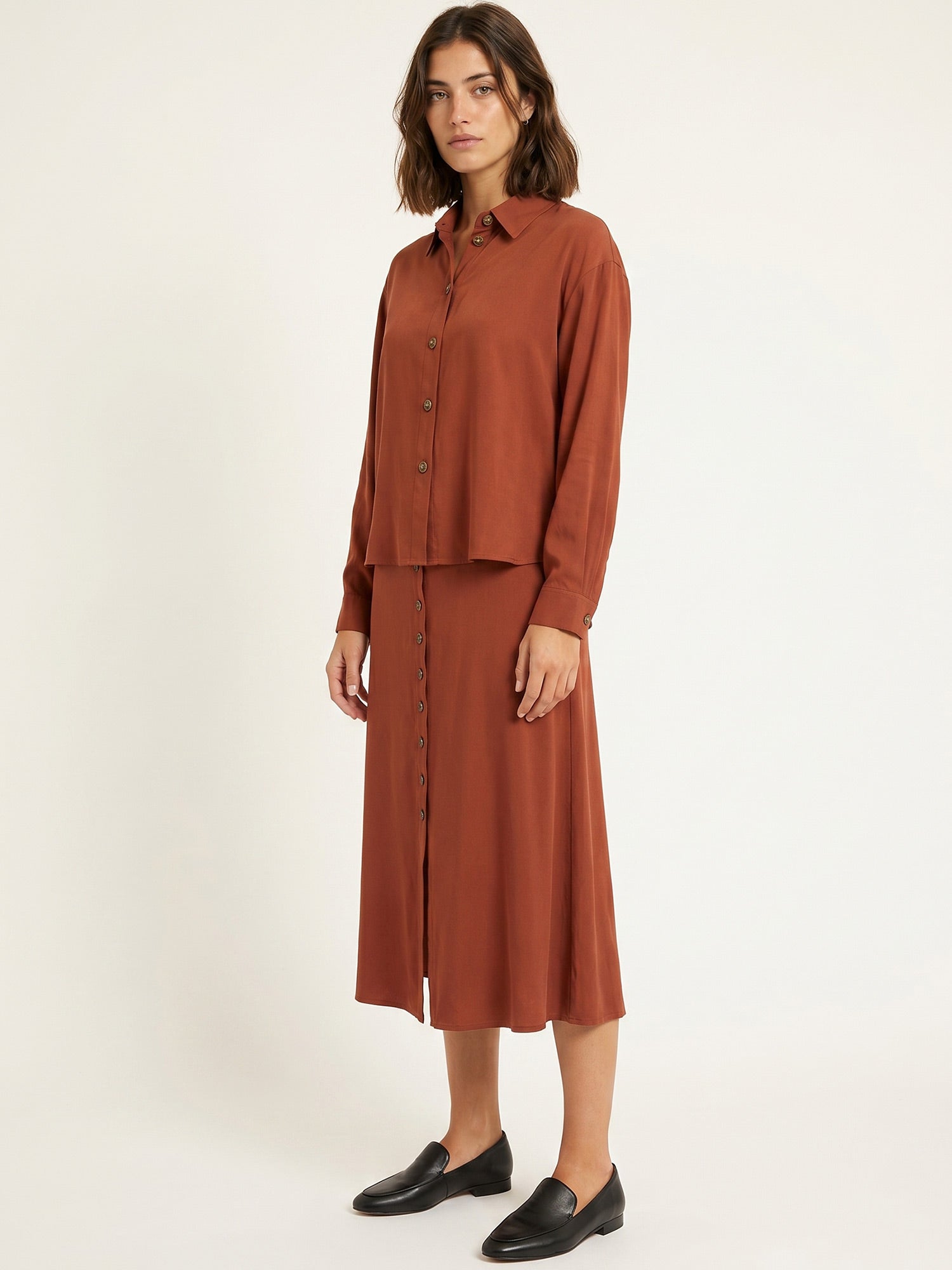 Camisa marrón de tejido fluido con botones ocre en relieve de Pepaloves en Tiendas Via Vai Estepona (foto 2)