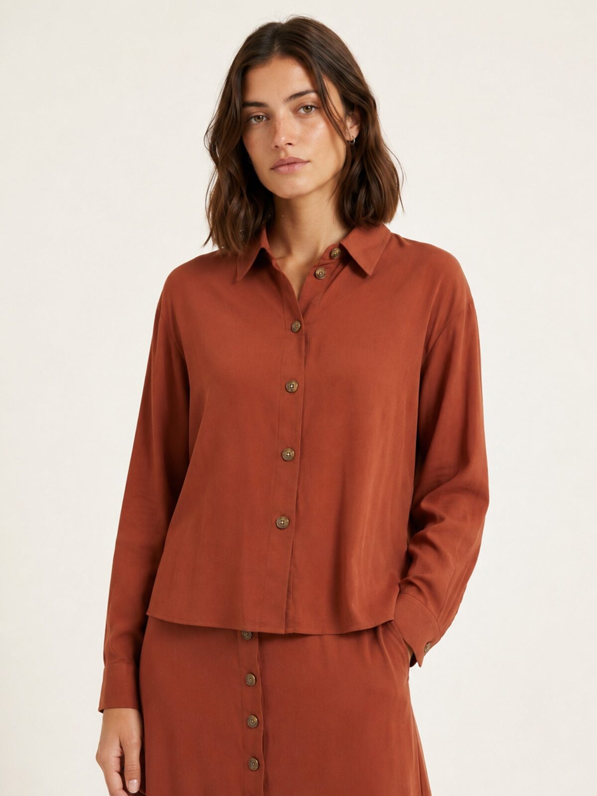 Camisa marrón de tejido fluido con botones ocre en relieve de Pepaloves en Tiendas Via Vai Estepona
