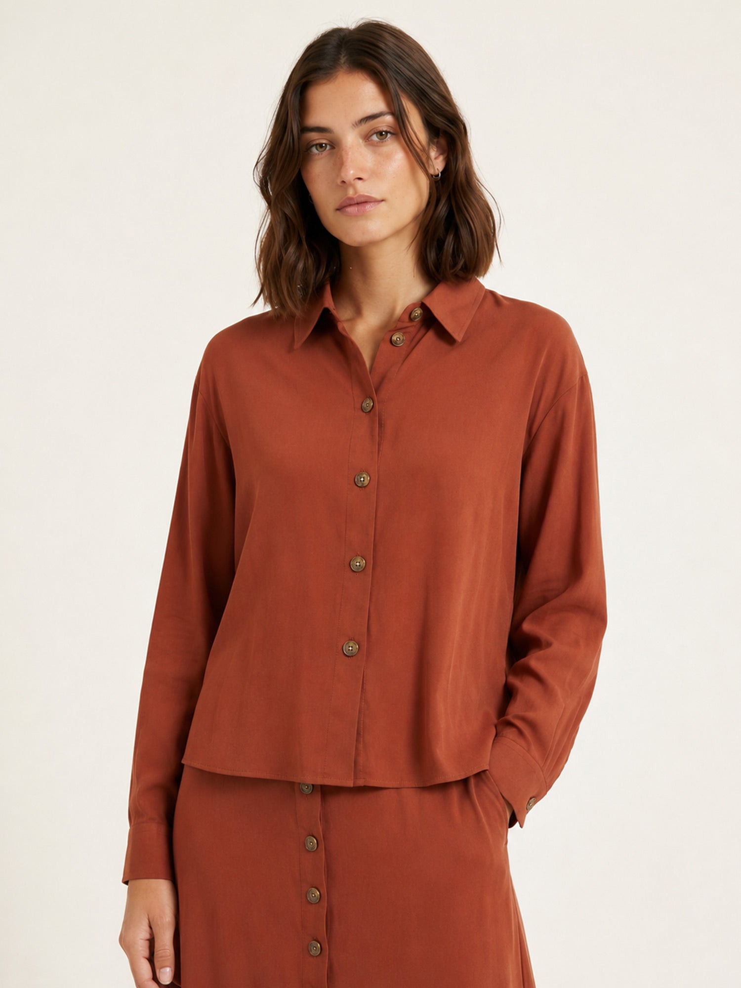 Camisa marrón de tejido fluido con botones ocre en relieve de Pepaloves en Tiendas Via Vai Estepona