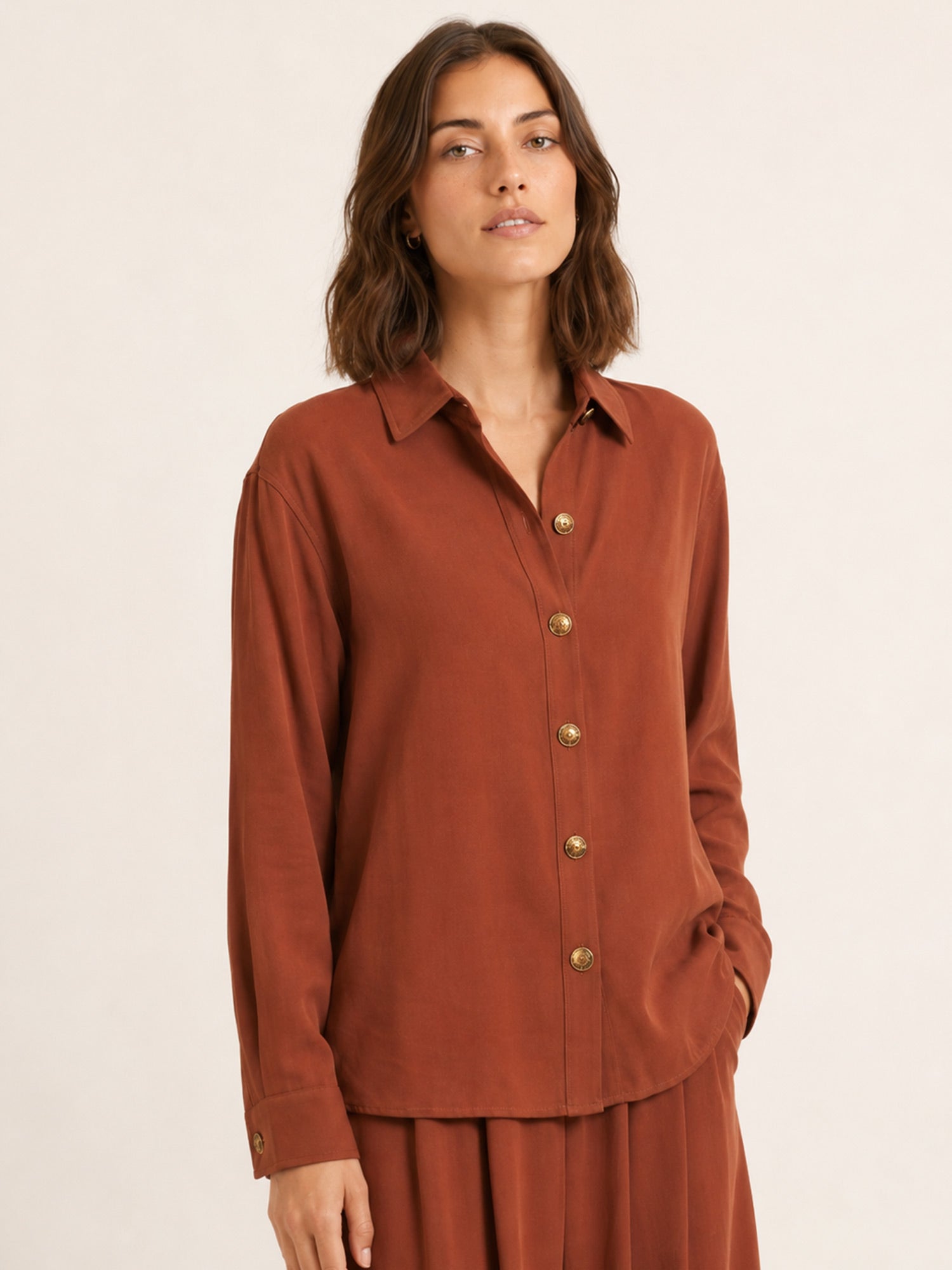 Camisa marrón de tejido fluido con botones ocre en relieve de Pepaloves en Tiendas Via Vai Estepona (foto 4)