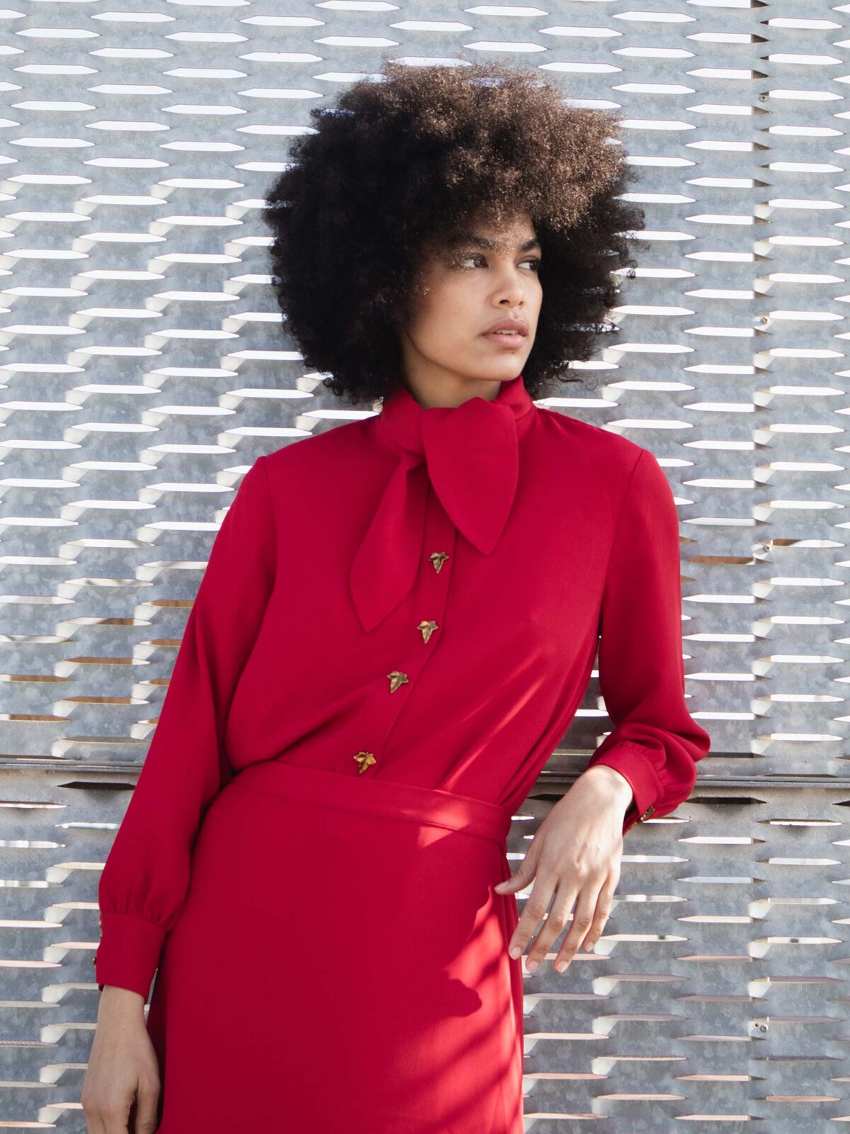 Blusa roja de tejido fluido con cuello de lazada y botones dorados de Pepaloves en Tiendas Via Vai Estepona