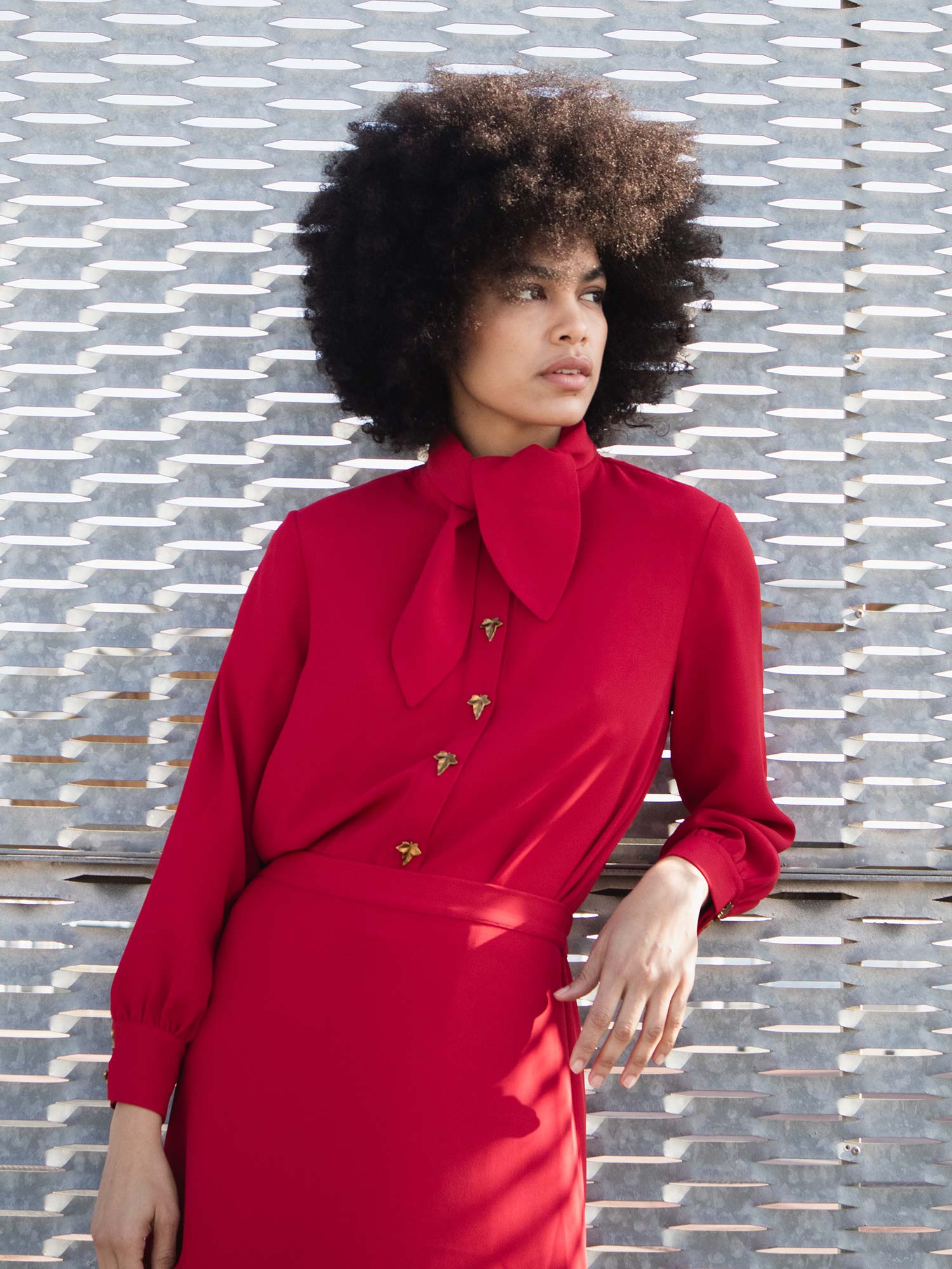 Blusa roja de tejido fluido con cuello de lazada y botones dorados de Pepaloves en Tiendas Via Vai Estepona