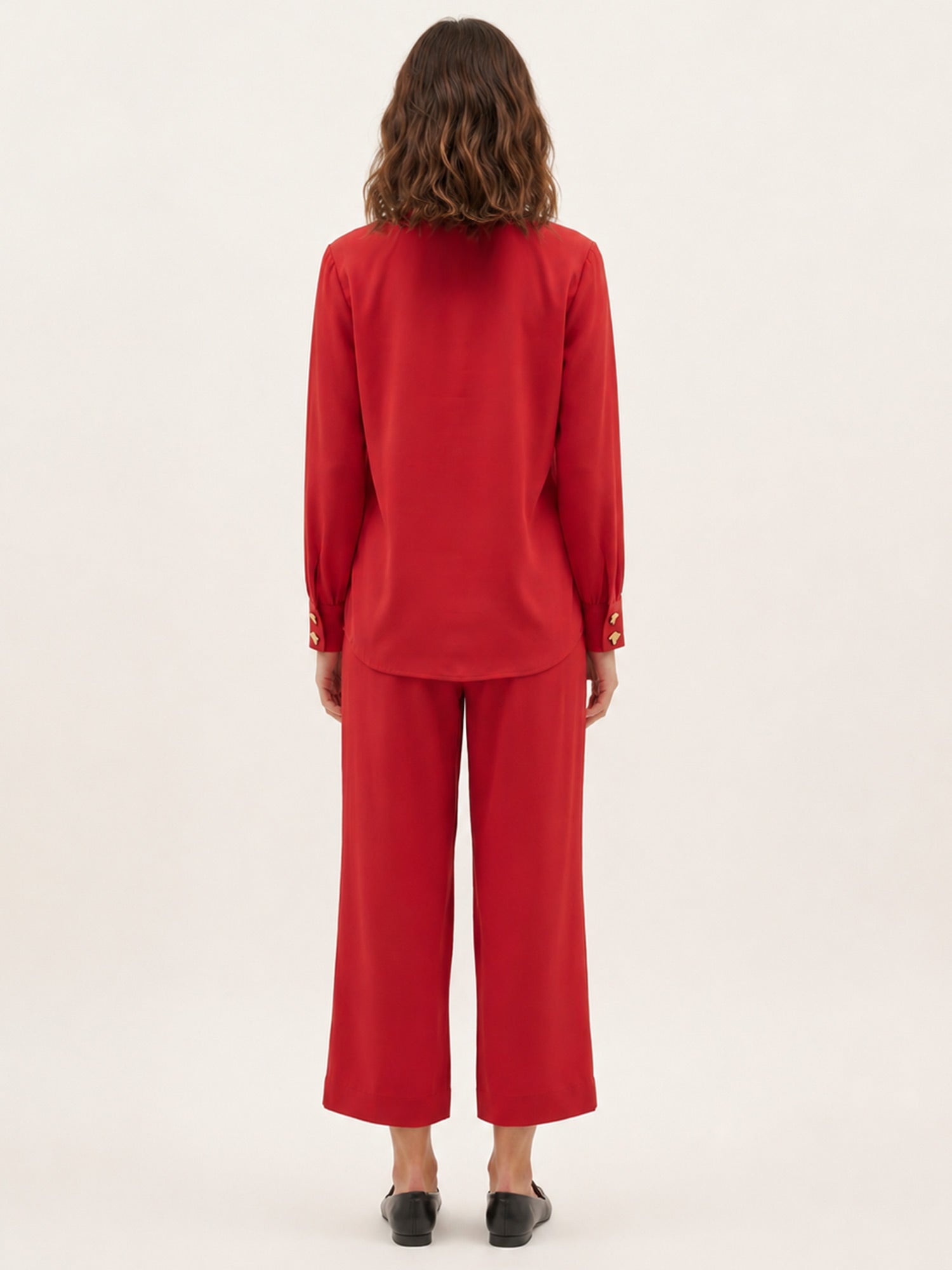 Blusa roja de tejido fluido con cuello de lazada y botones dorados de Pepaloves en Tiendas Via Vai Estepona (foto 3)