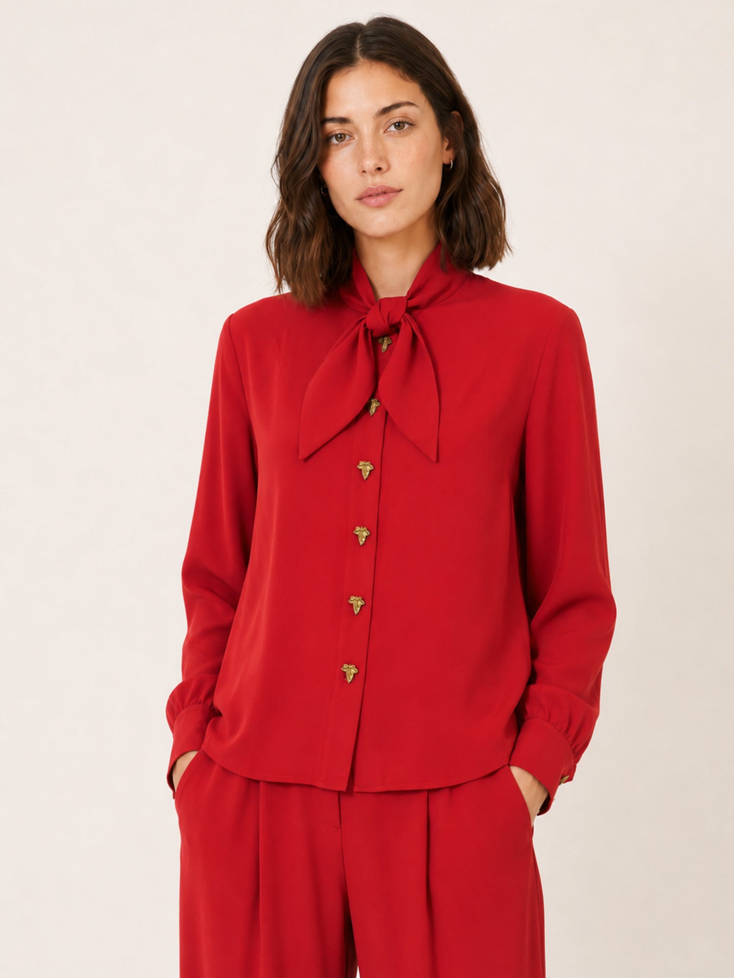 Blusa roja de tejido fluido con cuello de lazada y botones dorados de Pepaloves en Tiendas Via Vai Estepona (foto 2)