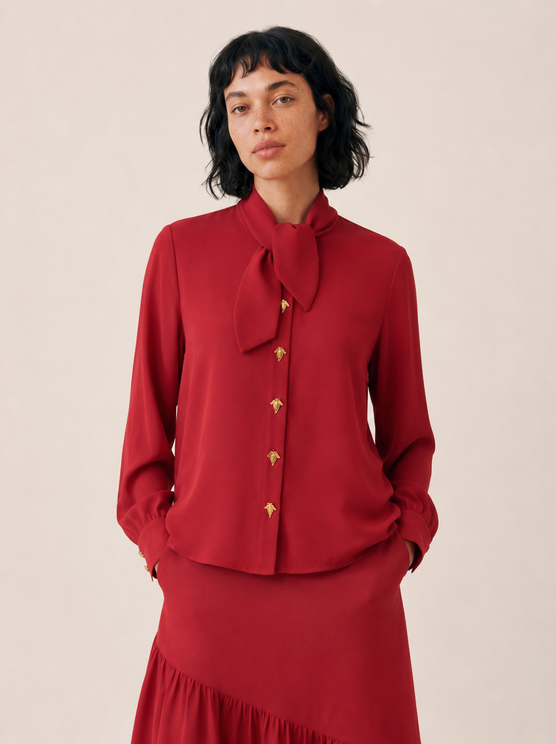 Blusa roja de tejido fluido con cuello de lazada y botones dorados de Pepaloves en Tiendas Via Vai Estepona (foto 5)