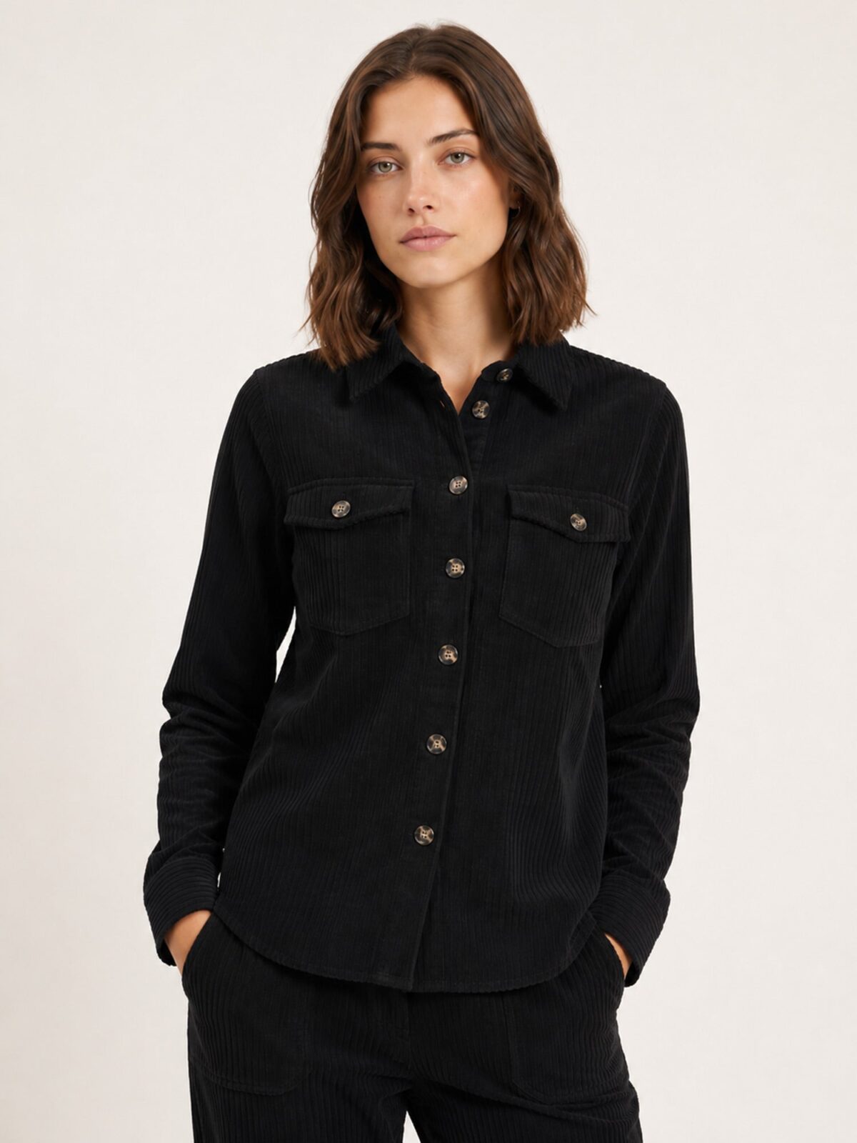 Camisa de pana negra de canalé ancho con bolsillos de plastrón y botones a contraste de Pepaloves en Via Vai Estepona