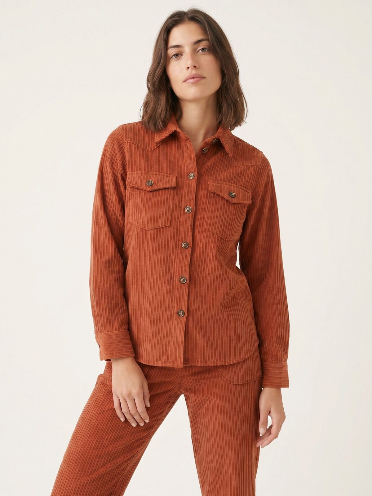 Camisa de pana marrón de canalé ancho con bolsillos de plastrón y botones a contraste de Pepaloves en Via Vai Estepona