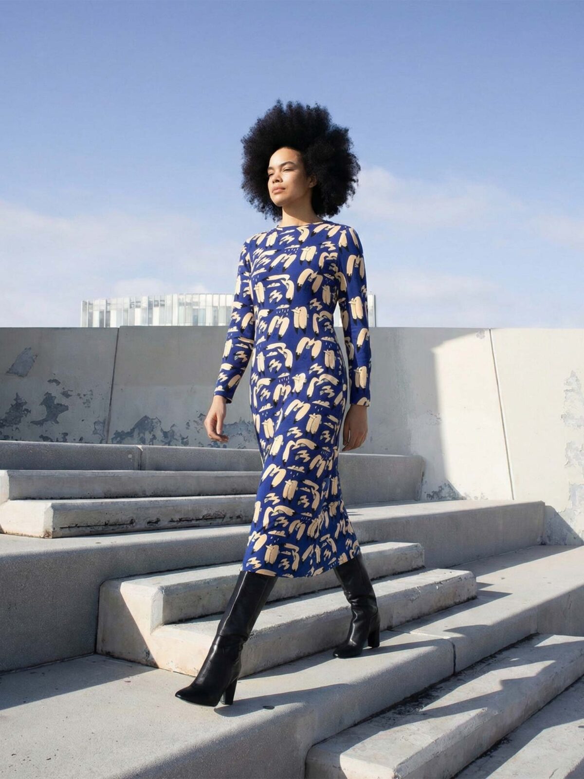 Vestido midi azul de punto con estampado de aves en tonos crema de Pepaloves en Tiendas Via Vai Estepona