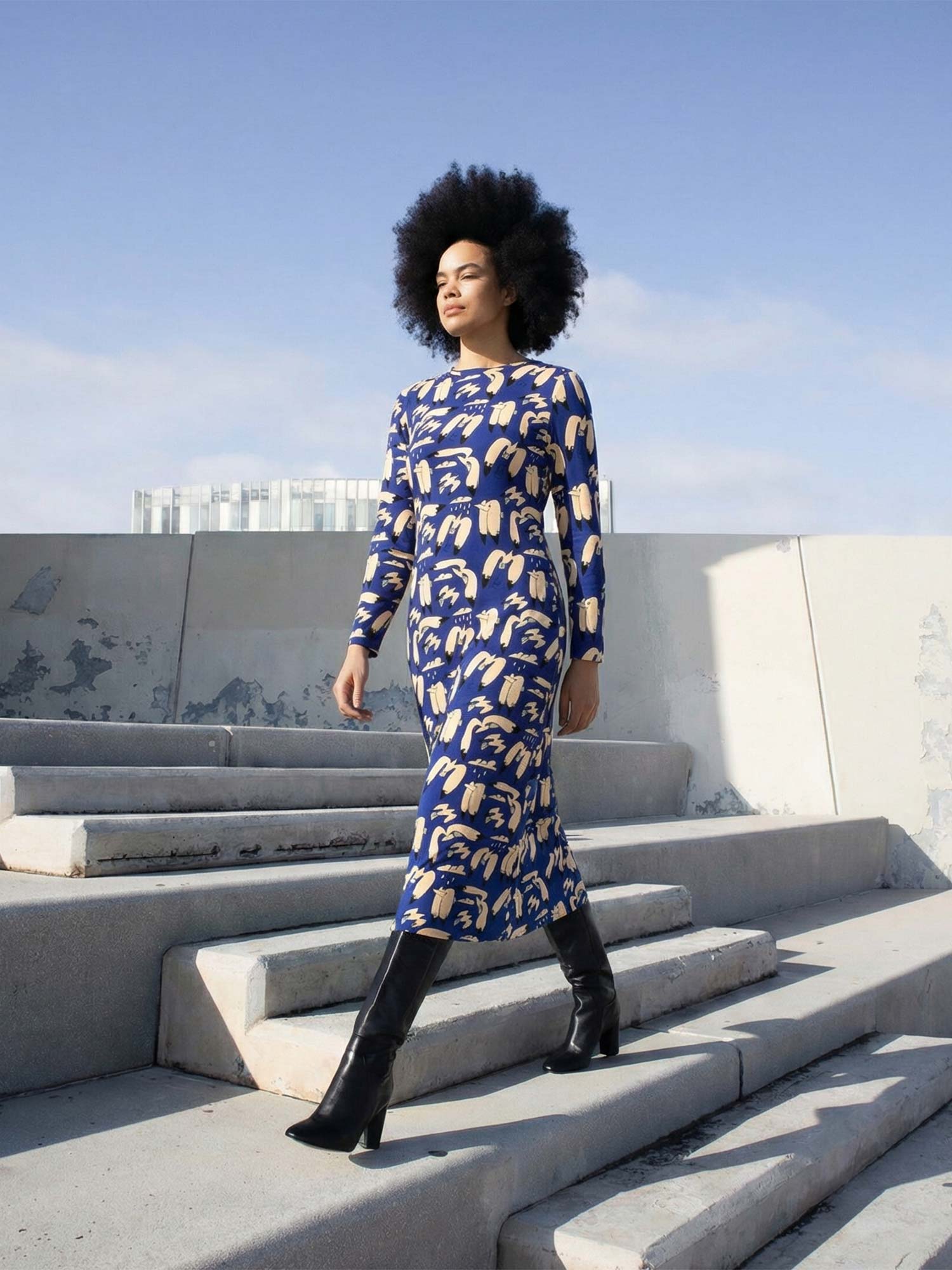 Vestido midi azul de punto con estampado de aves en tonos crema de Pepaloves en Tiendas Via Vai Estepona
