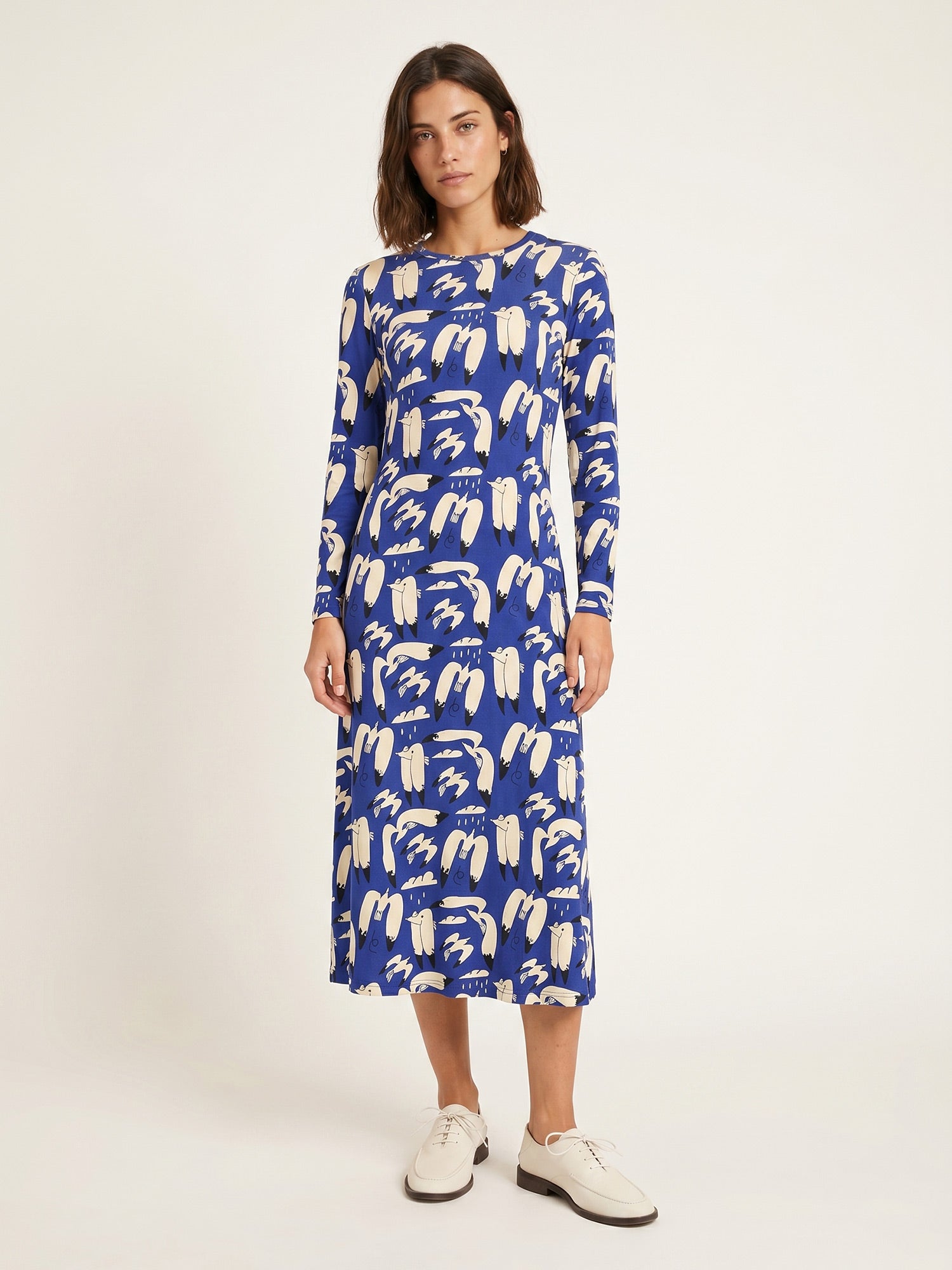 Vestido midi azul de punto con estampado de aves en tonos crema de Pepaloves en Tiendas Via Vai Estepona (foto 4)