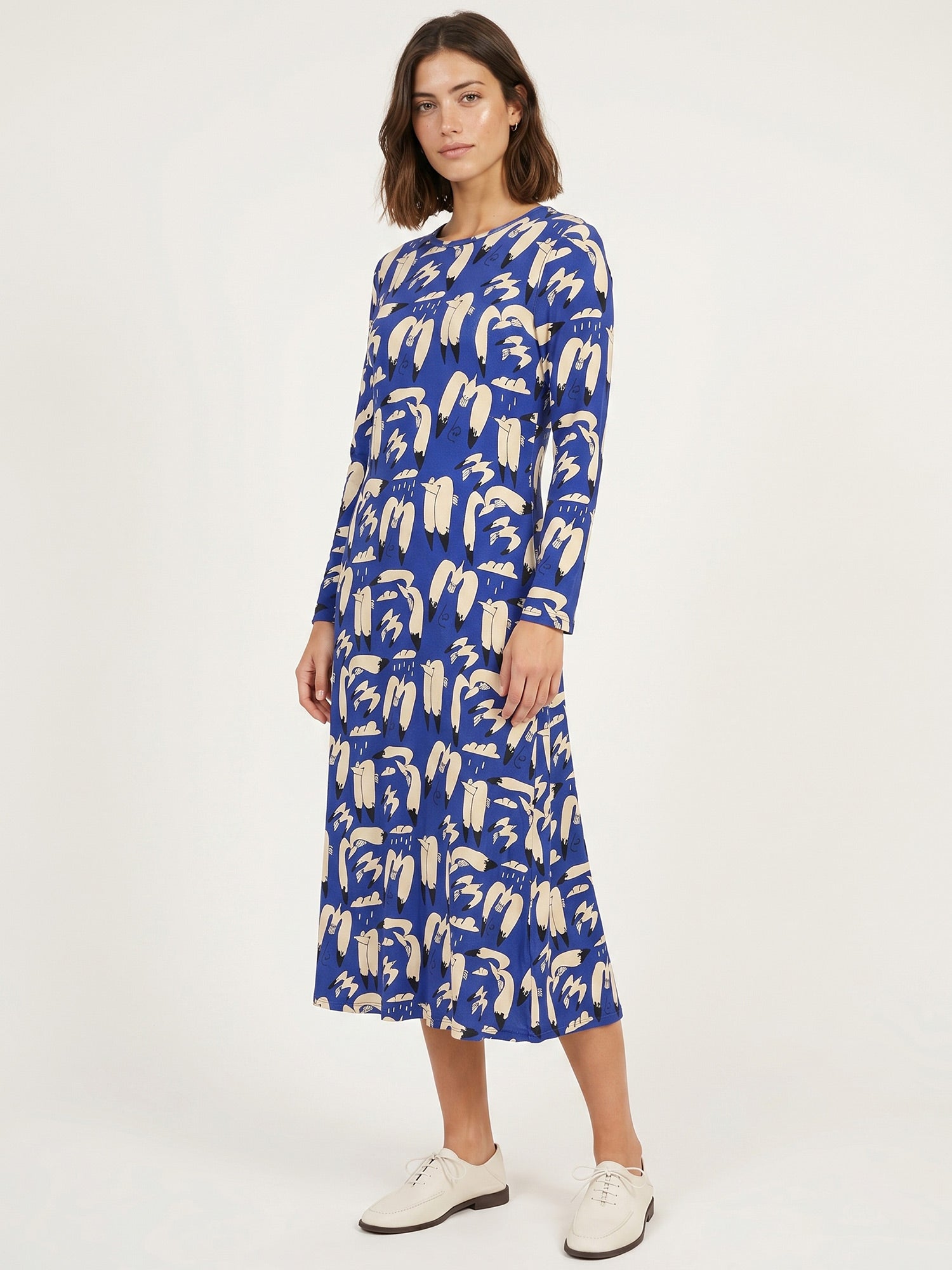 Vestido midi azul de punto con estampado de aves en tonos crema de Pepaloves en Tiendas Via Vai Estepona (foto 2)
