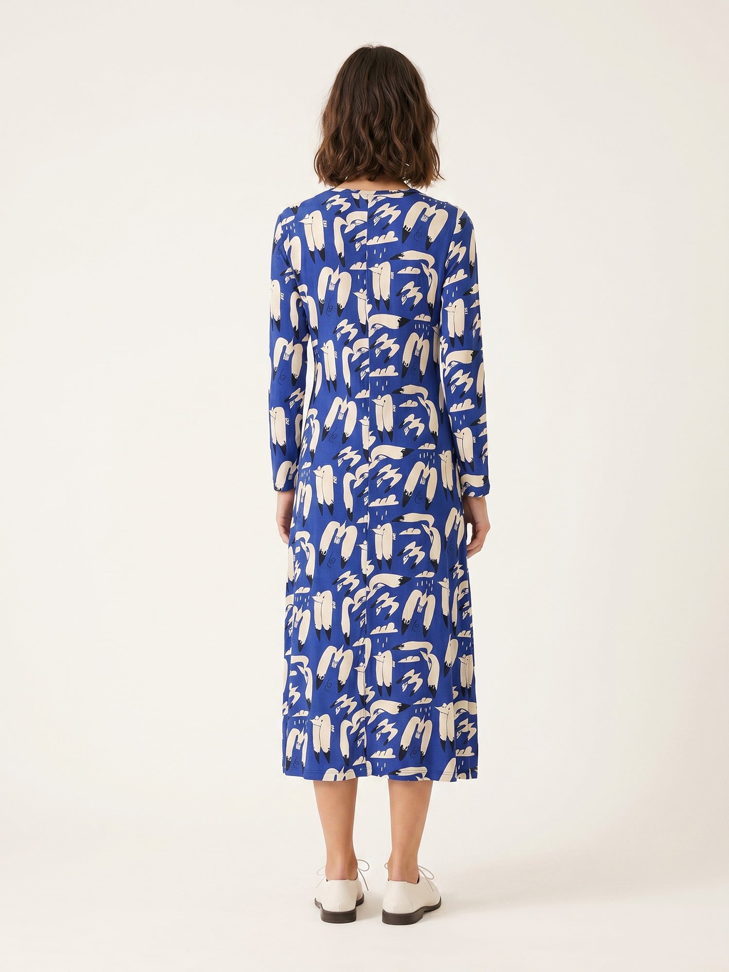 Vestido midi azul de punto con estampado de aves en tonos crema de Pepaloves en Tiendas Via Vai Estepona (foto 3)