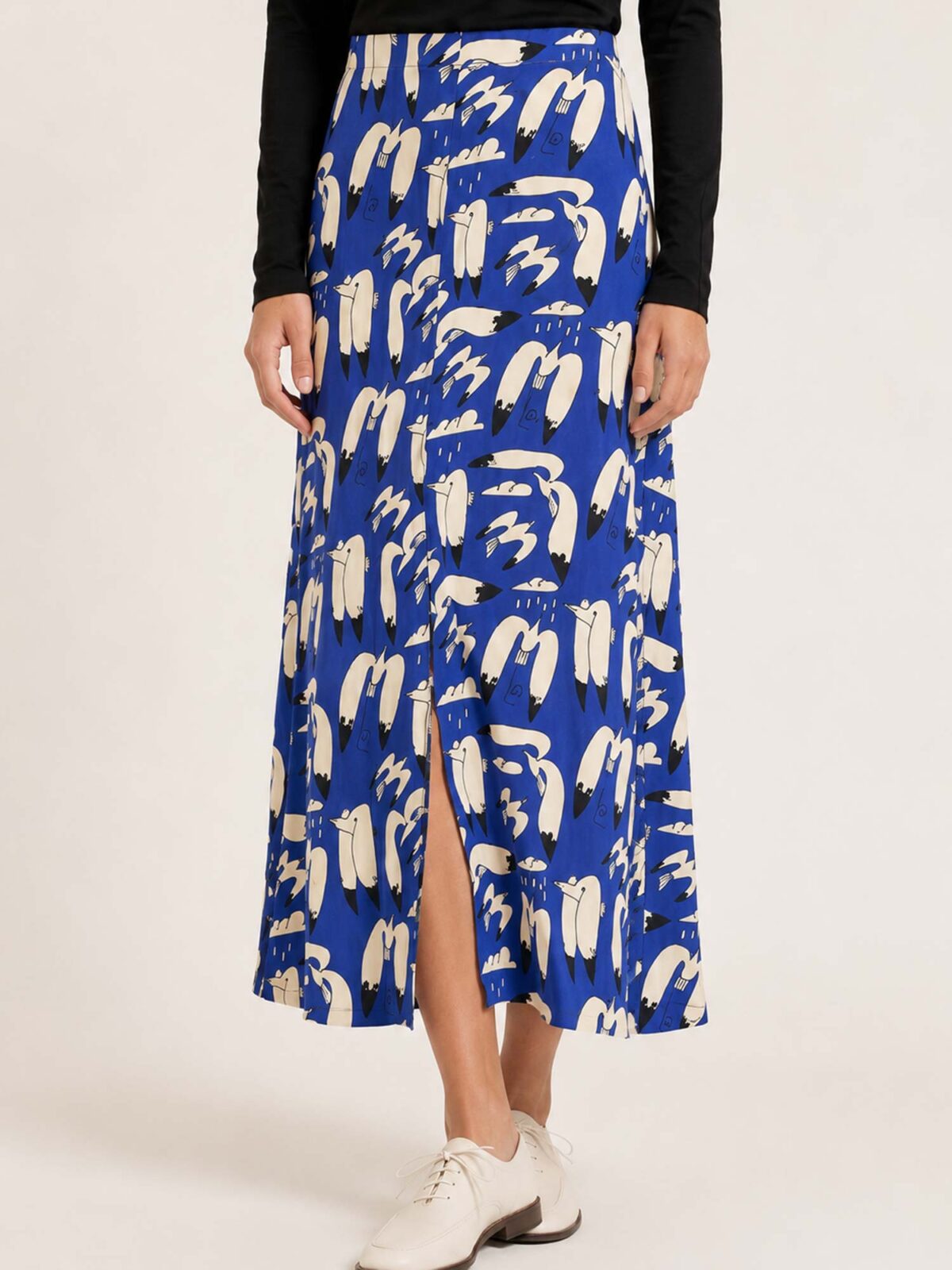 Falda midi de punto azul con estampado de aves en tonos crema de Pepaloves, en Tiendas Via Vai Estepona.