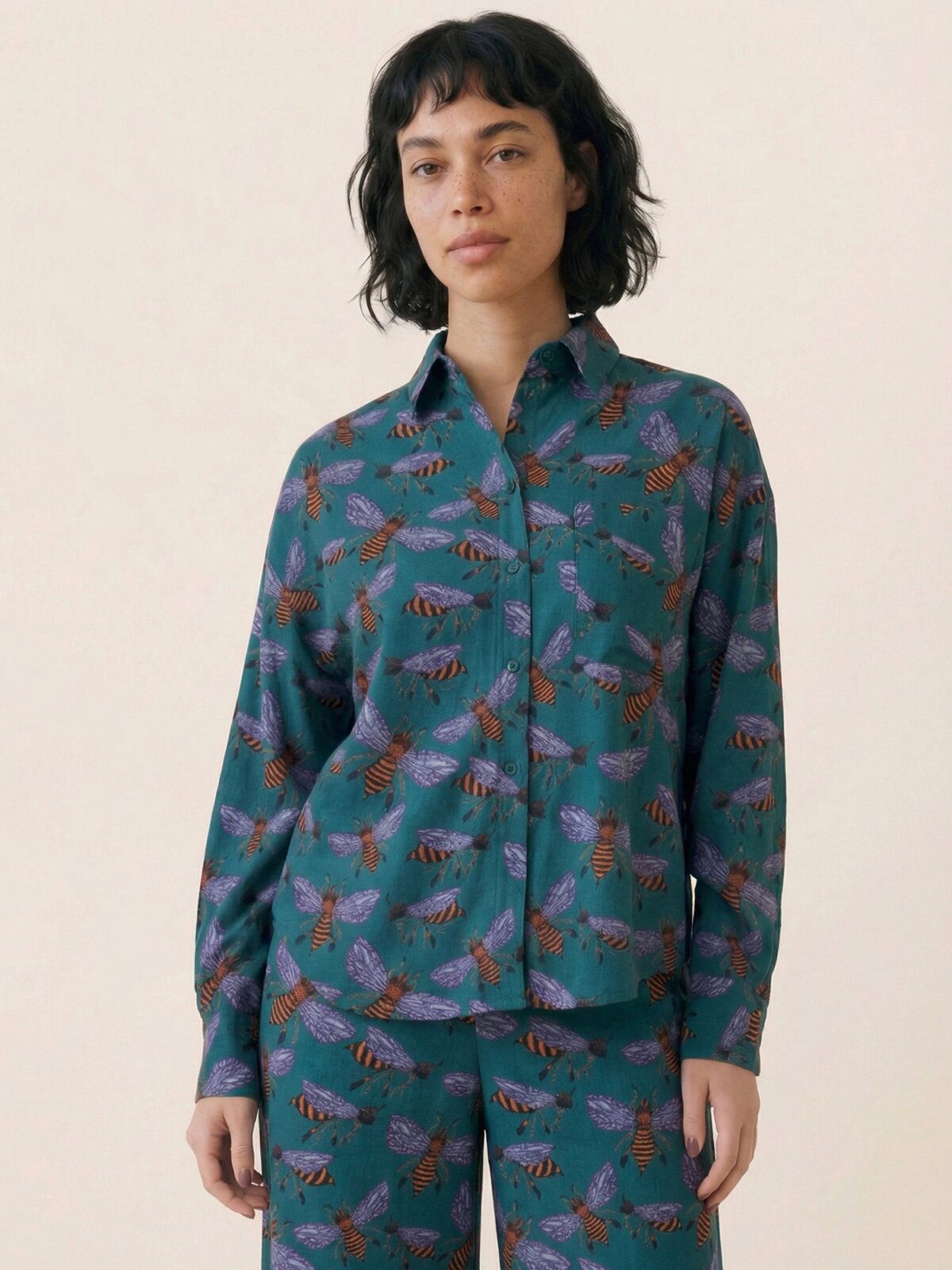 Camisa Bees estampado abejas verde