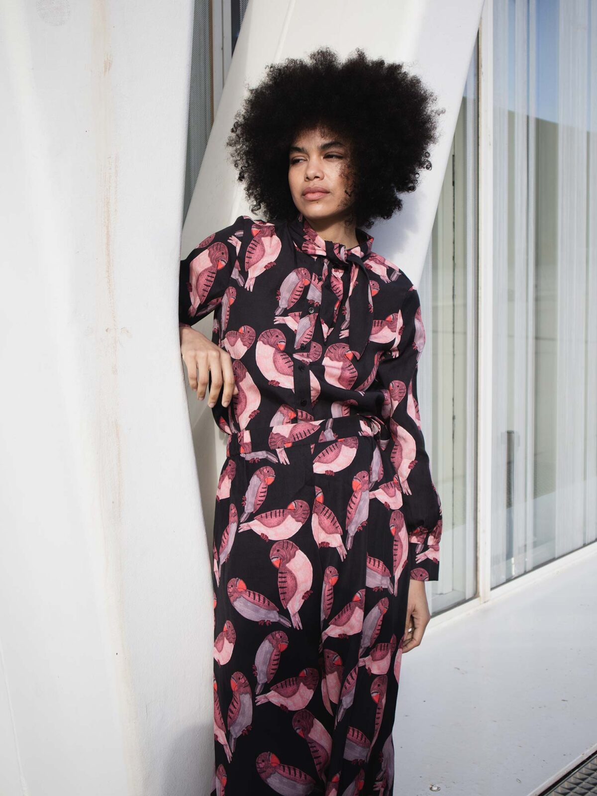 Camisa Birds estampado loros negro