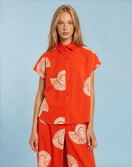 Camisa con bordado caracolas