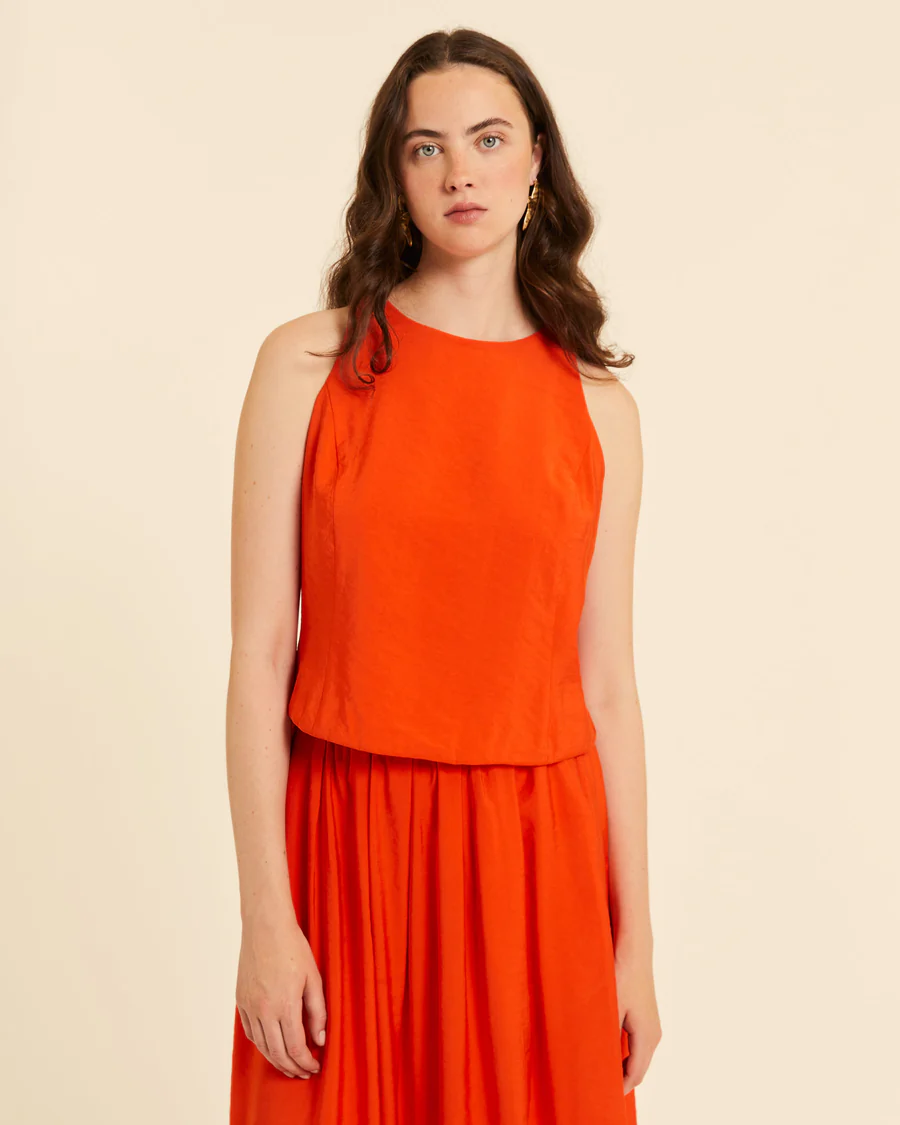 Top lazada y escote espalda coral