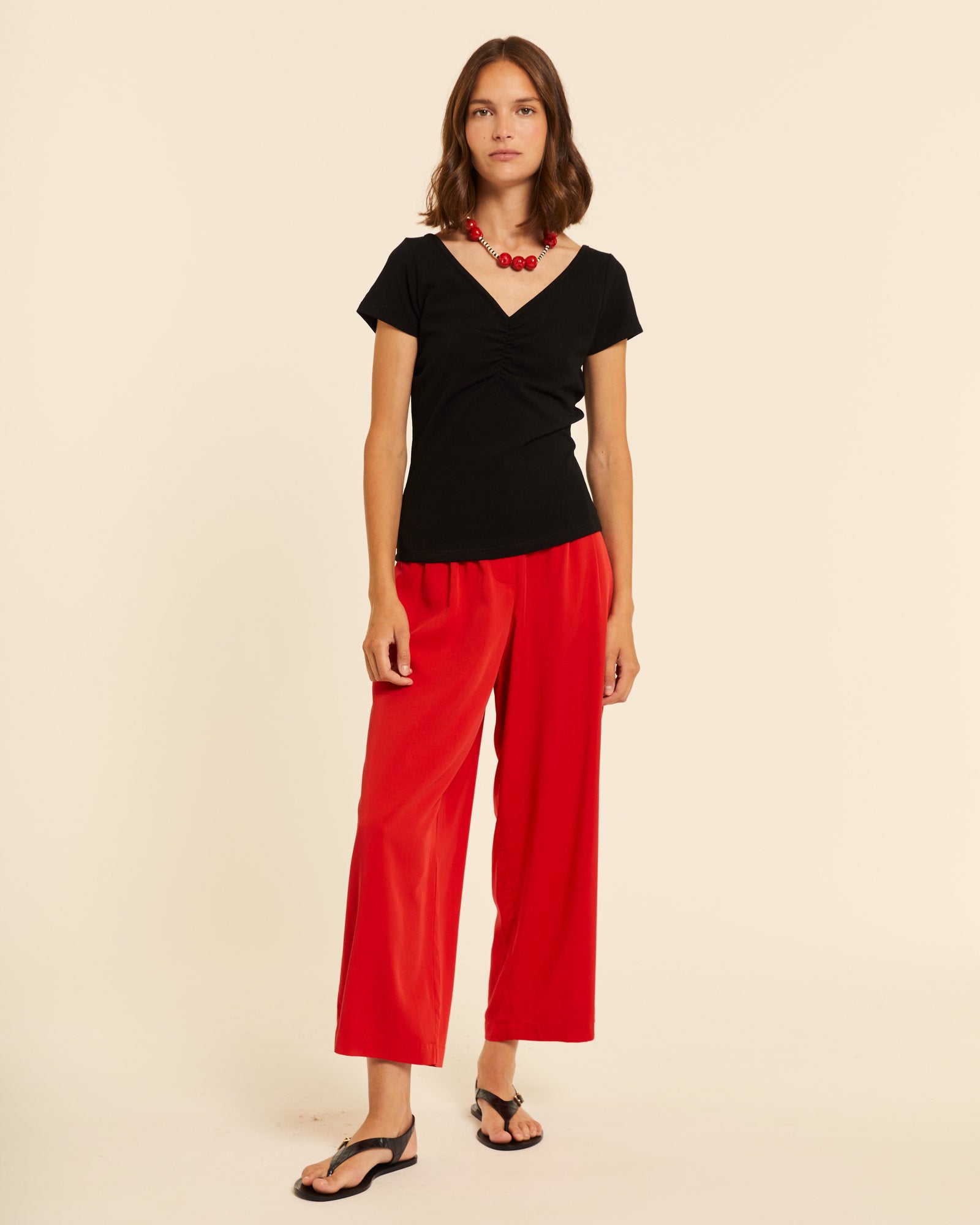 Top cuello pico con fruncido negro - Imagen 2