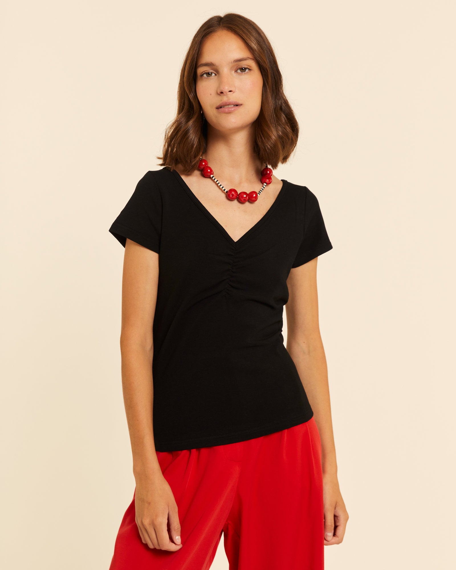 Top cuello pico con fruncido negro - Imagen 3