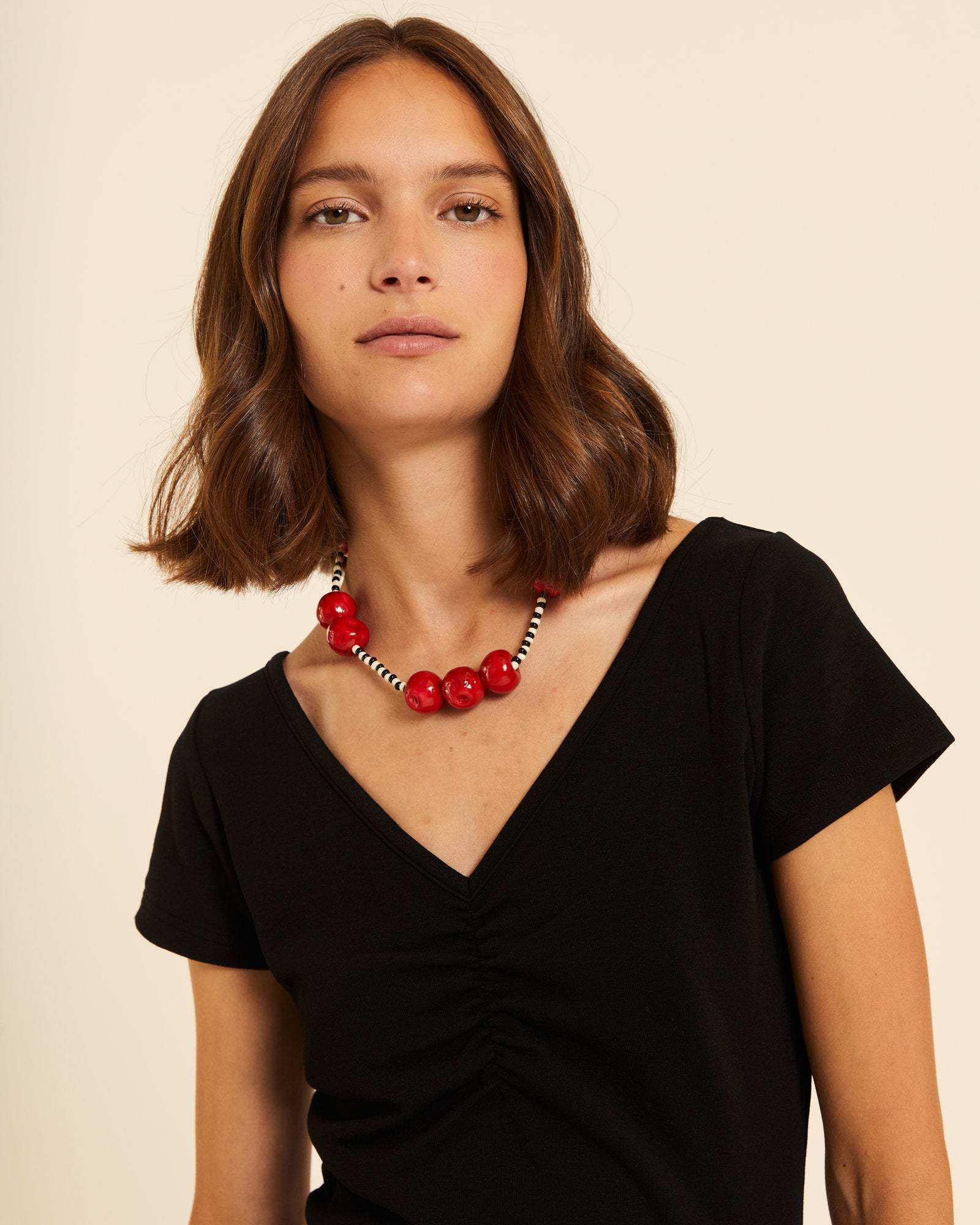 Top cuello pico con fruncido negro - Imagen 4