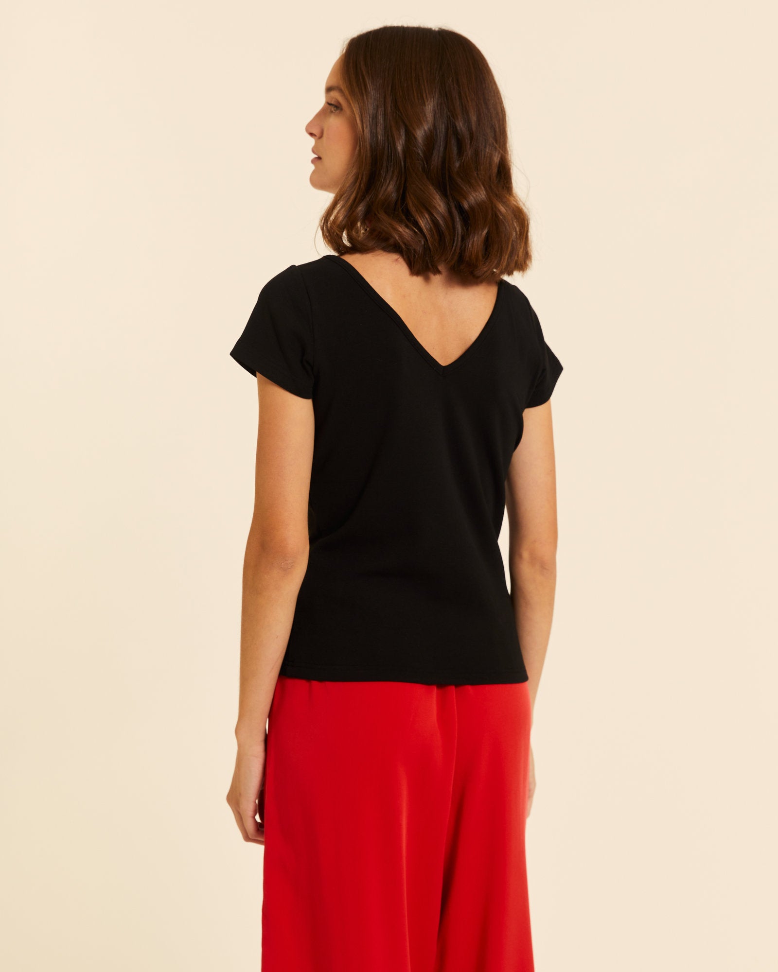 Top cuello pico con fruncido negro - Imagen 5