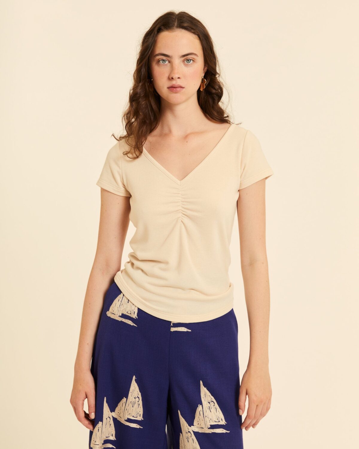 Top cuello pico con fruncido crema