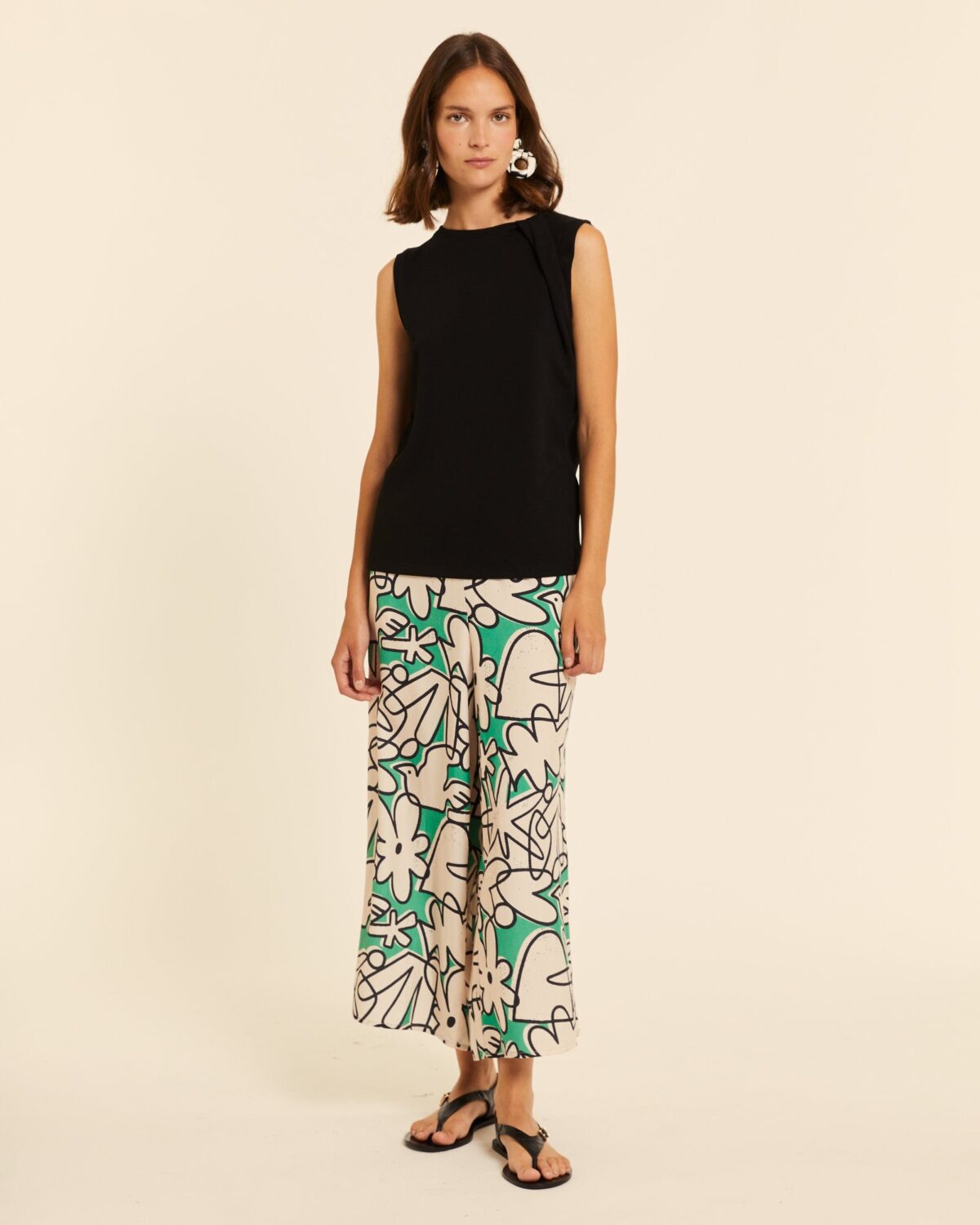 Top con detalle en hombro negro