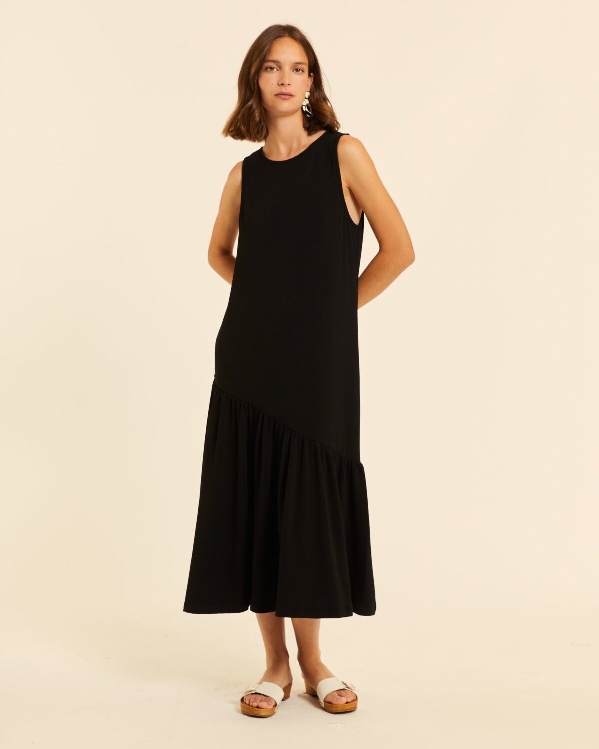 Vestido maxi con volante asimetrico negro