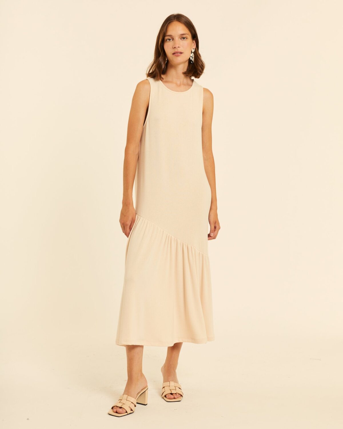 Vestido maxi con volante asimetrico crema