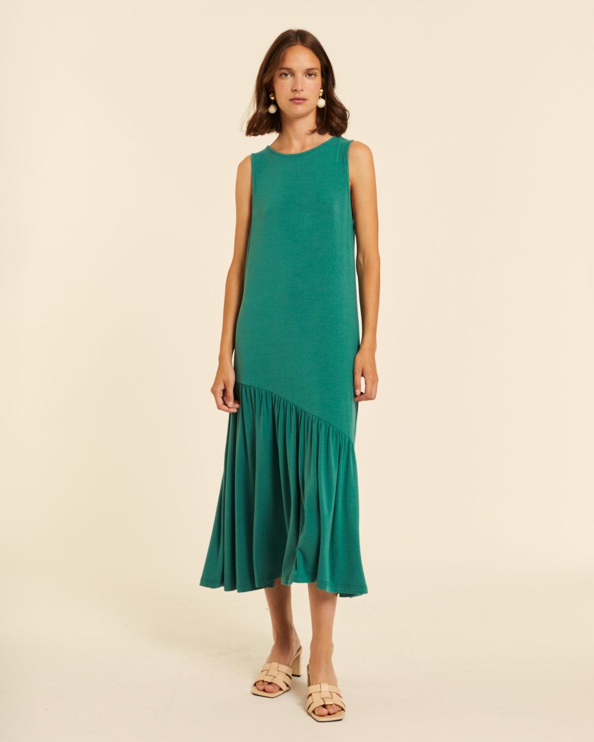 Vestido maxi con volante asimetrico verde