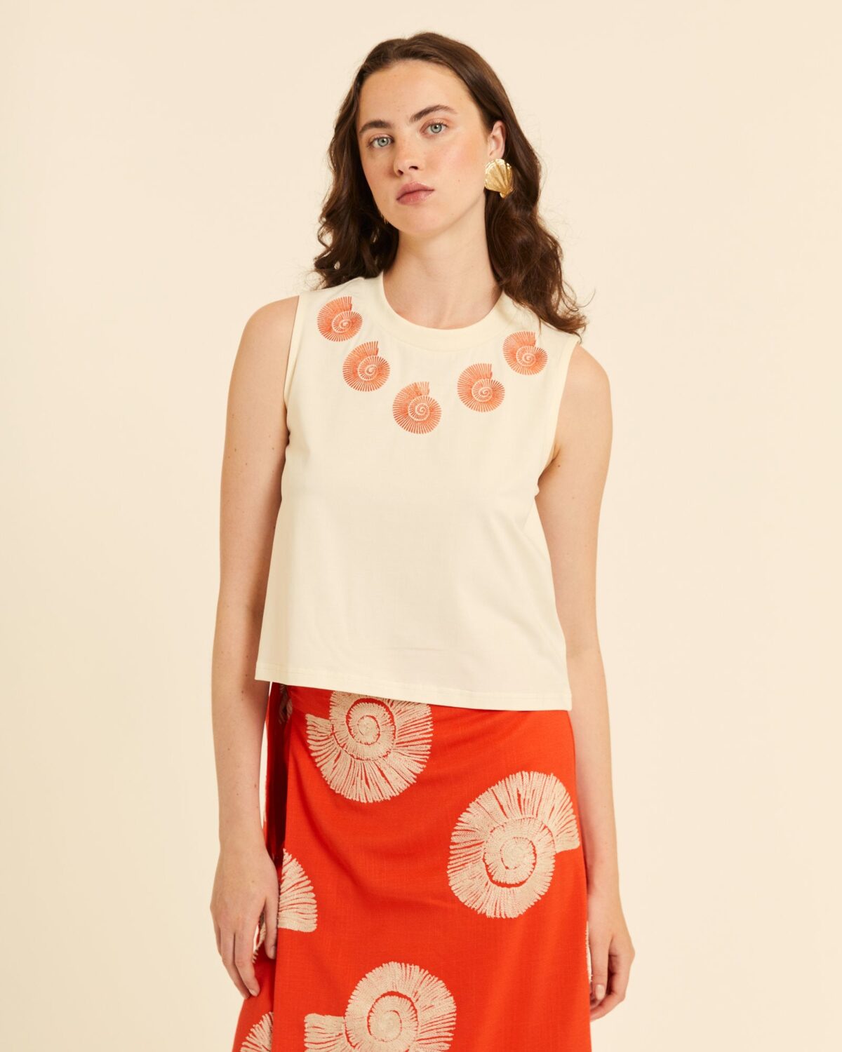 Top de punto con bordado caracolas