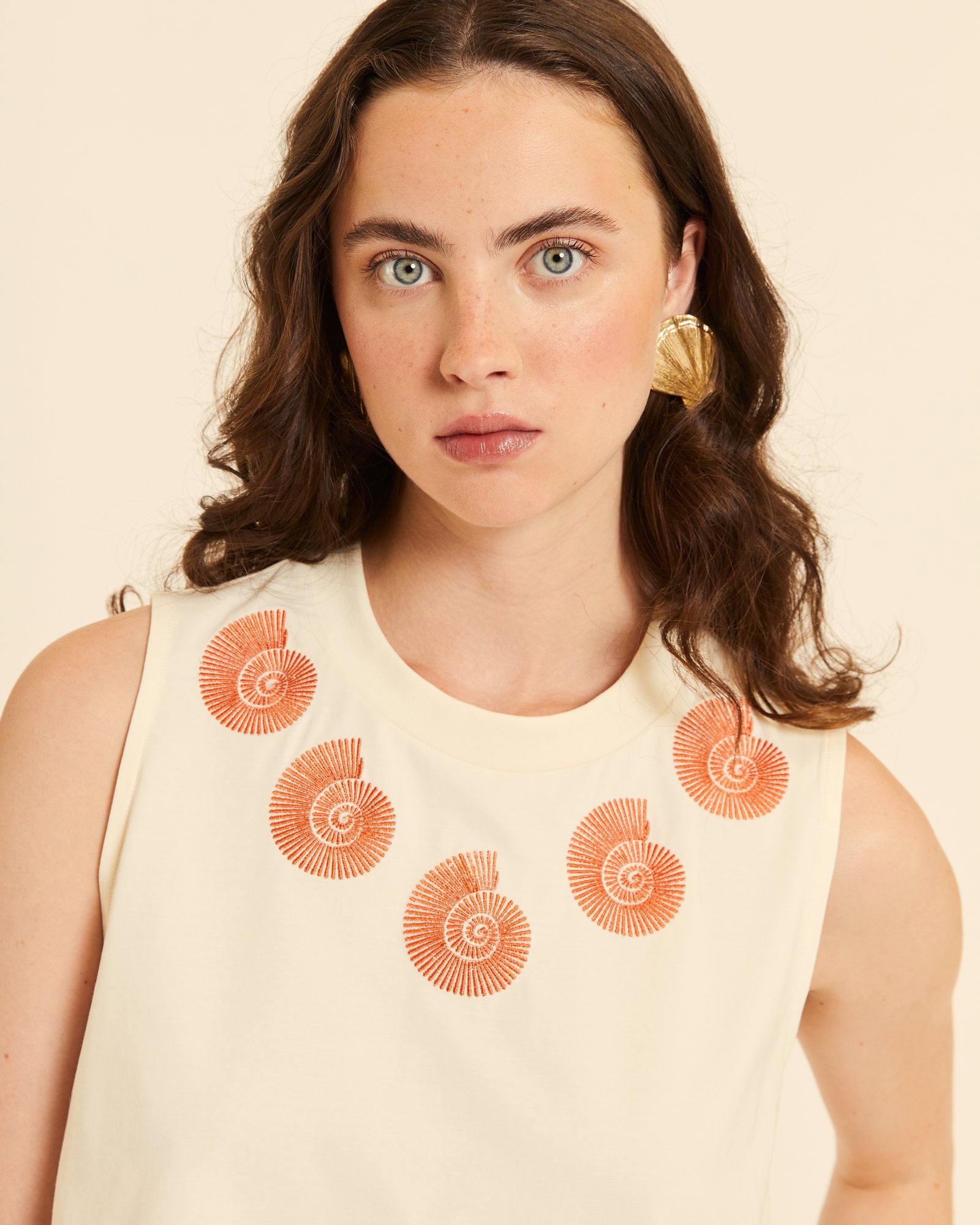 Top de punto con bordado caracolas - Imagen 3