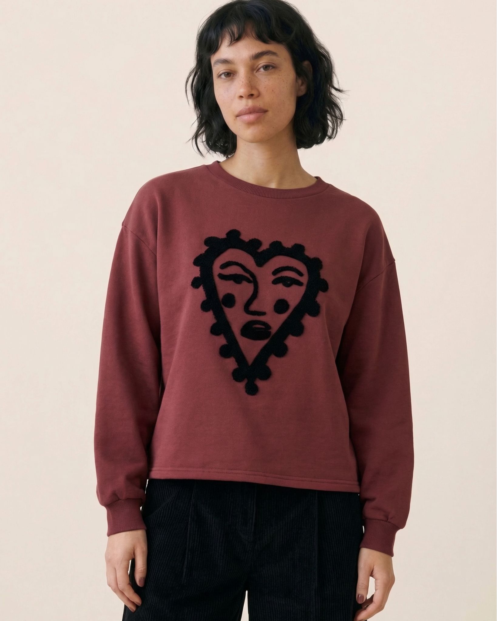 Sudadera de punto marrón con rostro dentro de un corazón rizado crema de Pepaloves en Tiendas Via Vai Estepona (foto 6)