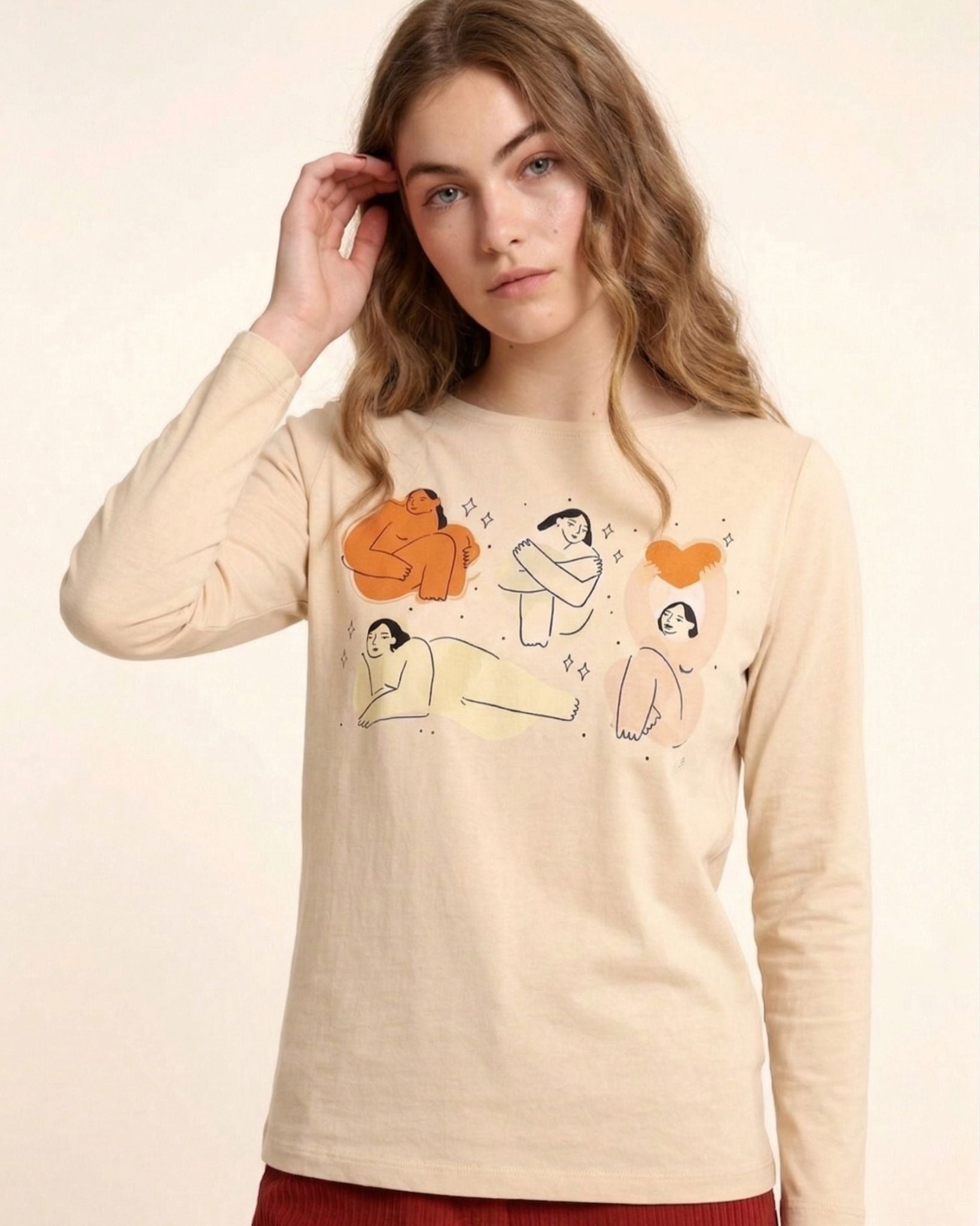 Camiseta beige de manga larga con estampado de figuras femeninas ilustradas de Pepaloves en Tiendas Via Vai Estepona (foto 3)