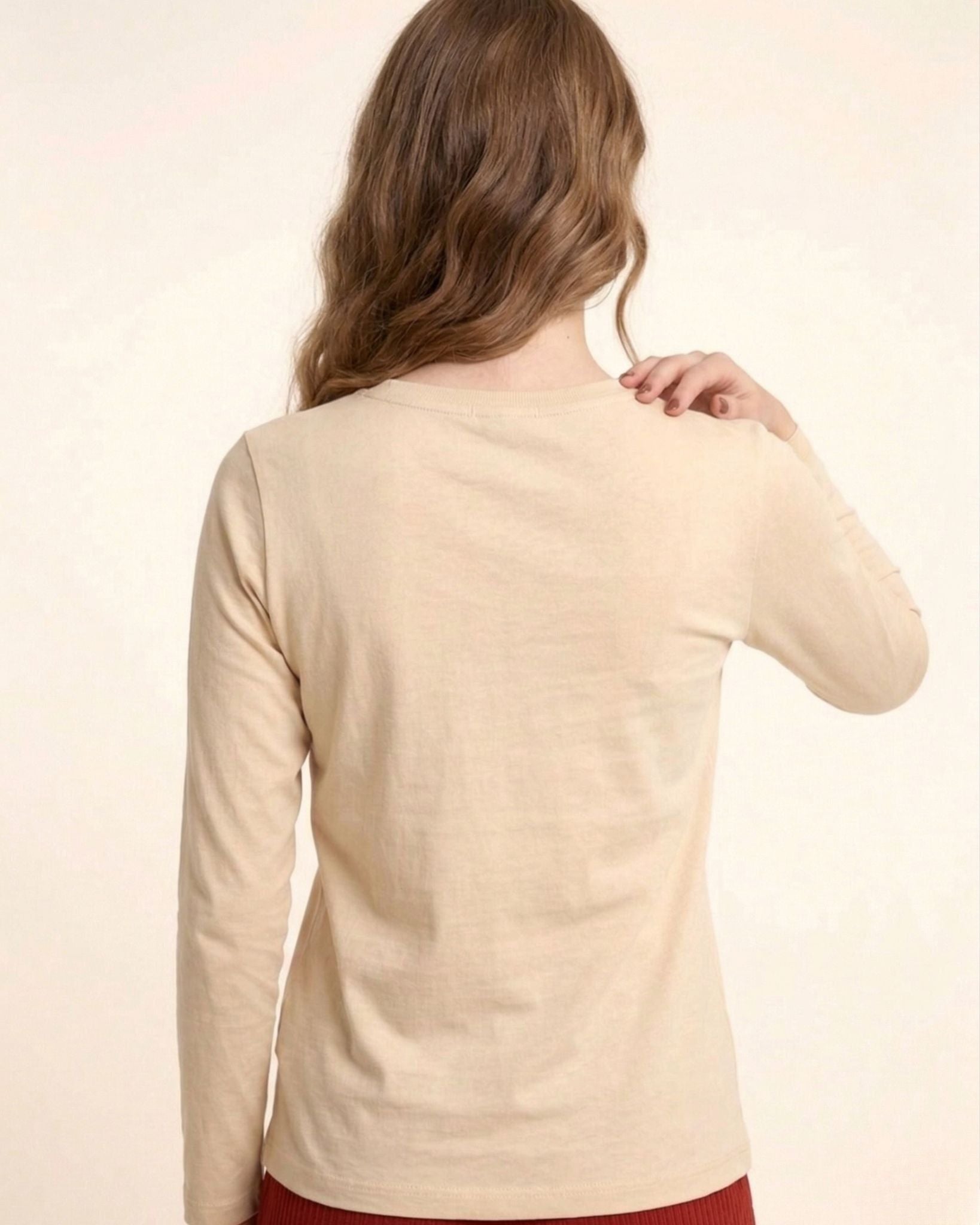 Camiseta beige de manga larga con estampado de figuras femeninas ilustradas de Pepaloves en Tiendas Via Vai Estepona (foto 4)