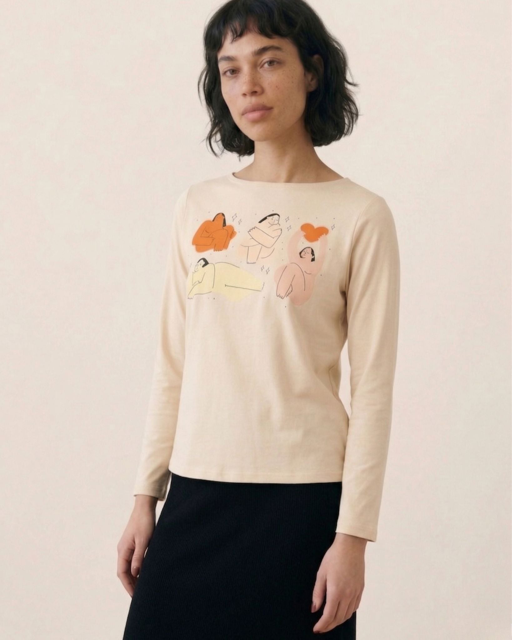 Camiseta beige de manga larga con estampado de figuras femeninas ilustradas de Pepaloves en Tiendas Via Vai Estepona (foto 5)