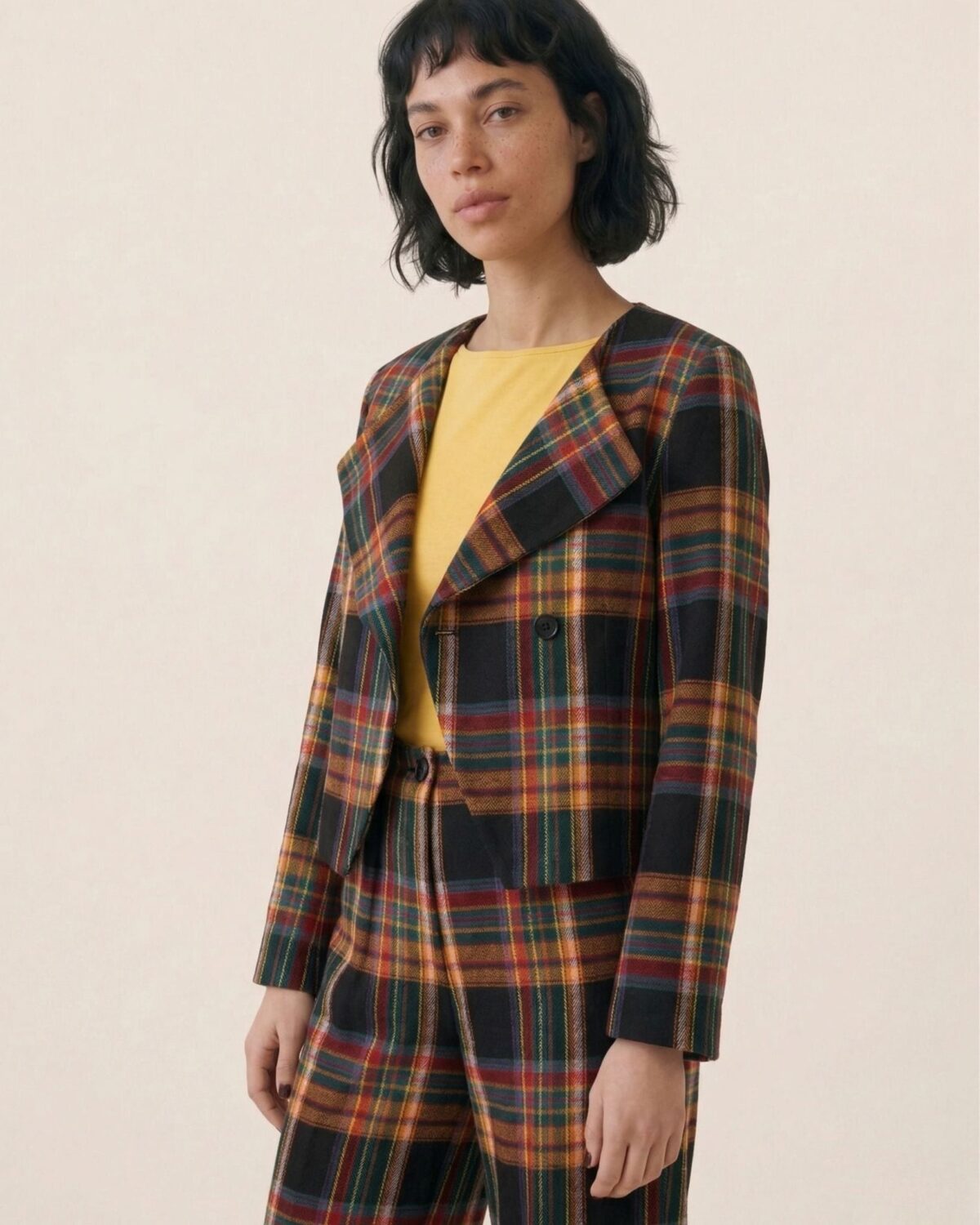 Chaqueta corta de cuadros tartán rojo con solapas cruzadas de Pepaloves en Tiendas Via Vai Estepona