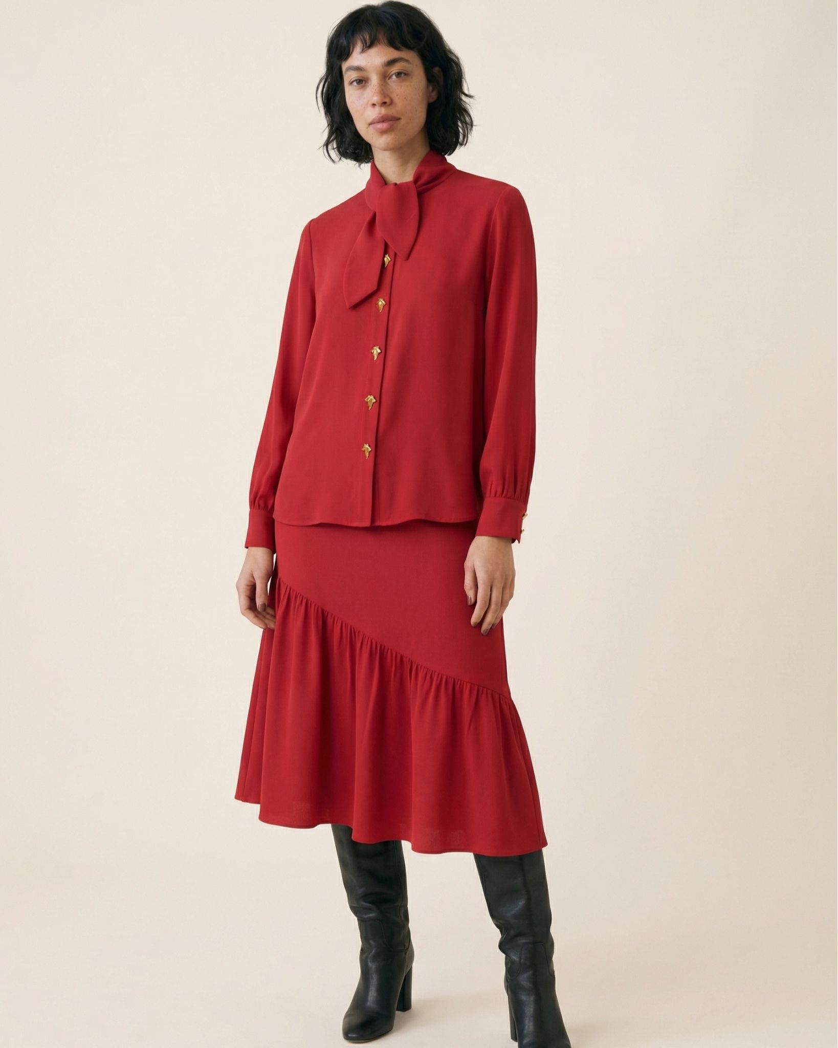 Blusa roja de tejido fluido con cuello de lazada y botones dorados de Pepaloves en Tiendas Via Vai Estepona (foto 6)