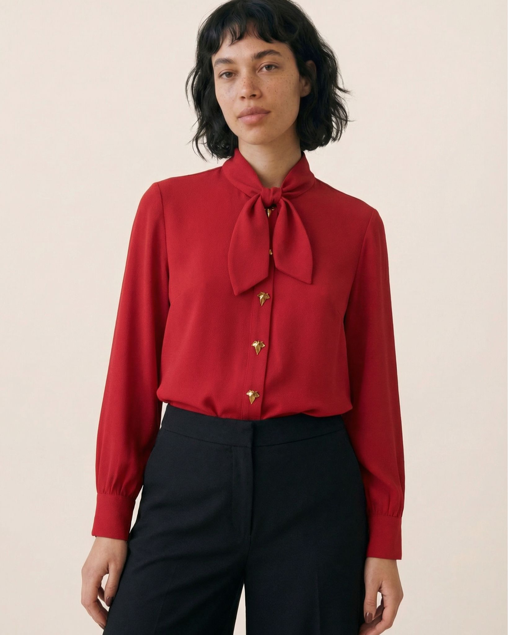 Blusa roja de tejido fluido con cuello de lazada y botones dorados de Pepaloves en Tiendas Via Vai Estepona (foto 7)