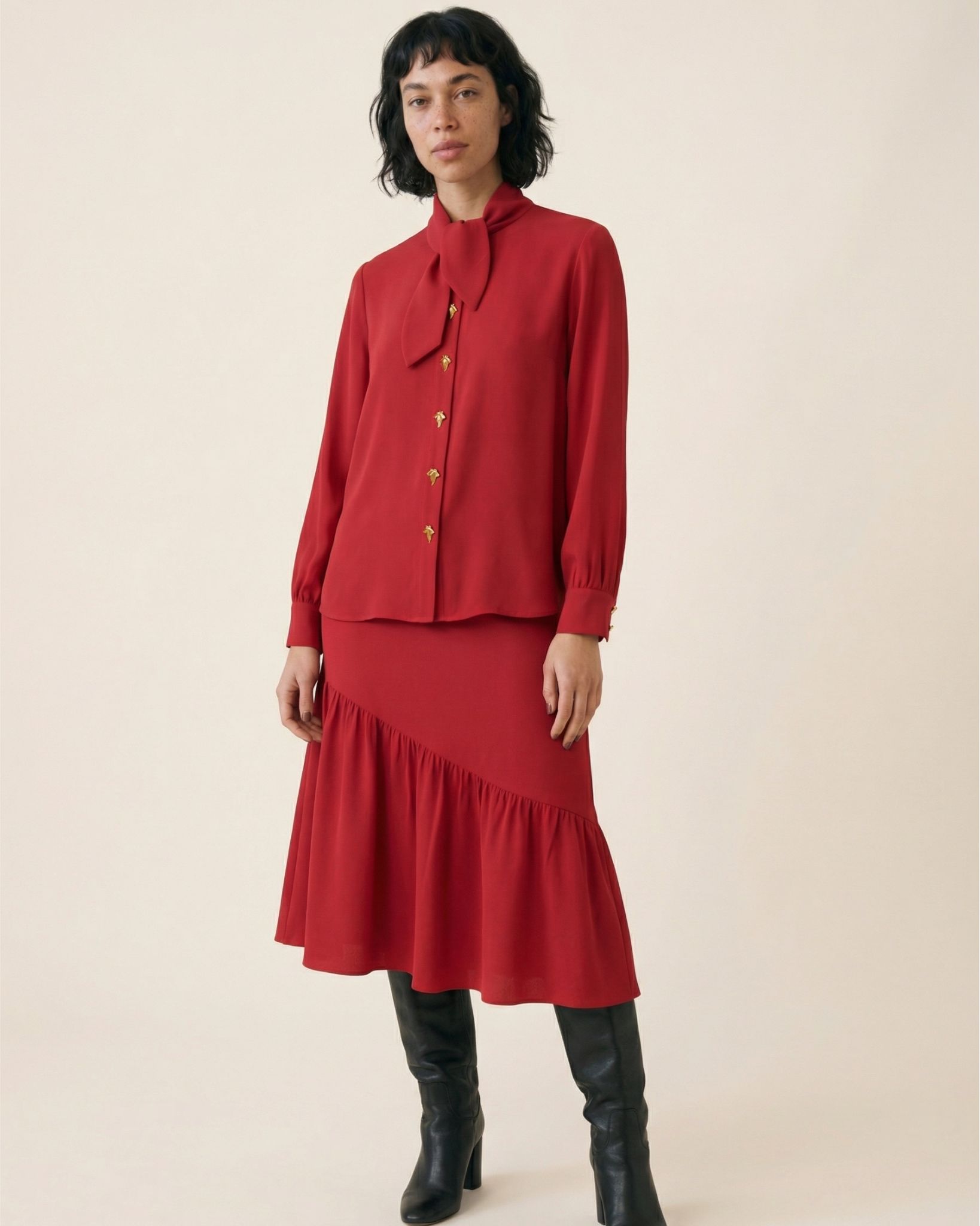 Blusa roja de tejido fluido con cuello de lazada y botones dorados de Pepaloves en Tiendas Via Vai Estepona (foto 9)
