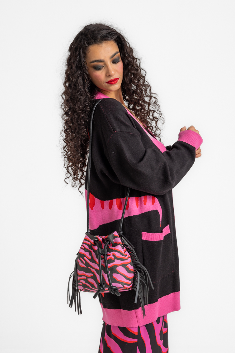 Bolso pequeño tipo saco con flecos de Lolina – colección Fem Rex | Tiendas Via Vai