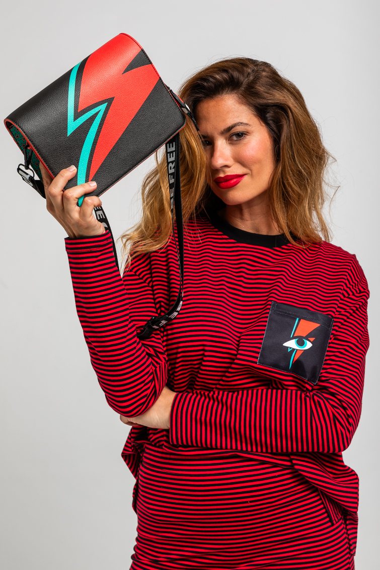 Bolso bandolera tipo sobre negro con rayo y estampado de Bowie