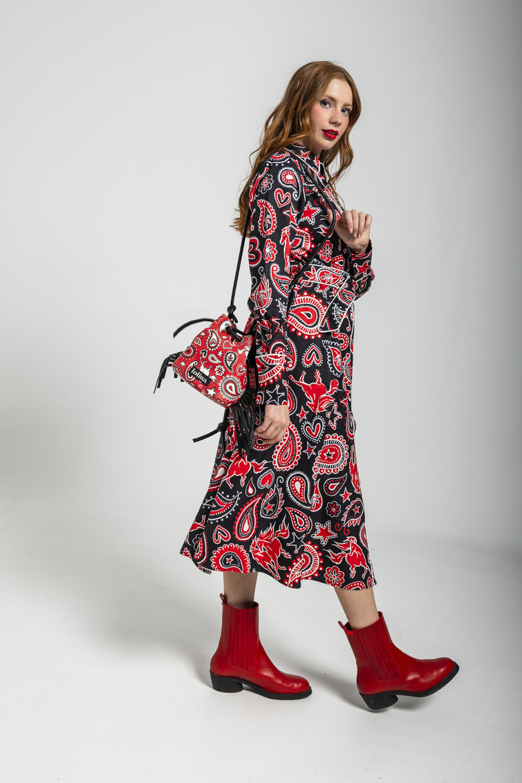Bolso tipo saco con flecos de estampado paisley cachemir rojo